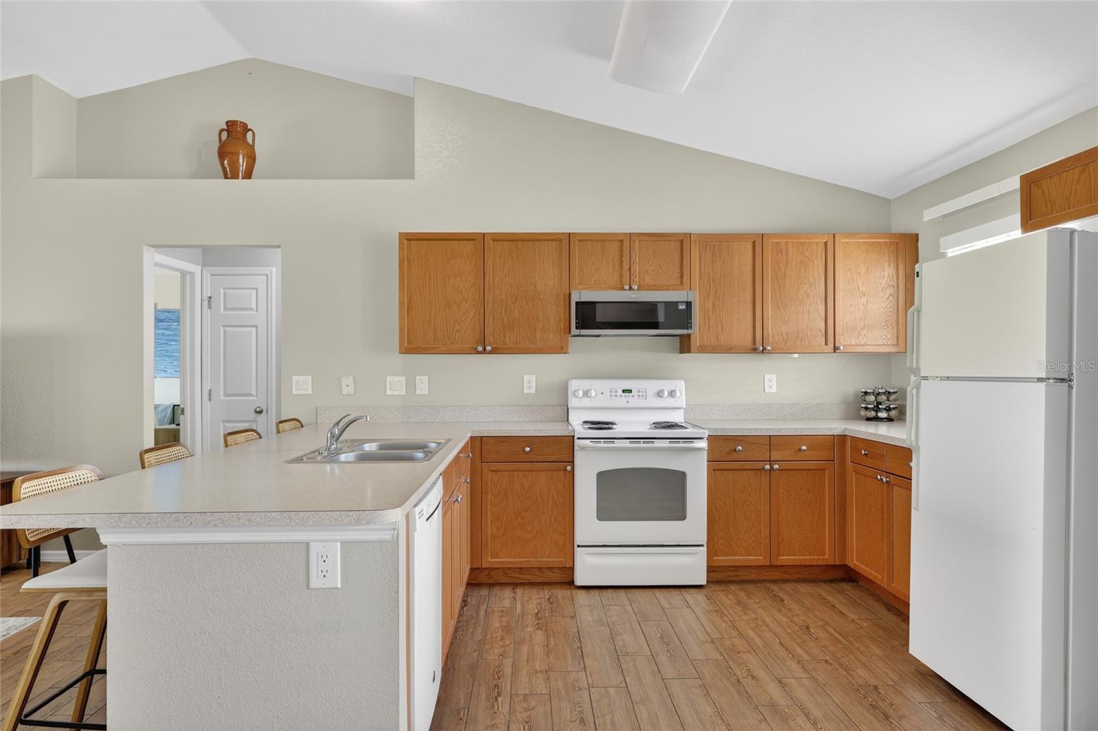 Image 11 of 38 For 421 Londrina Drive