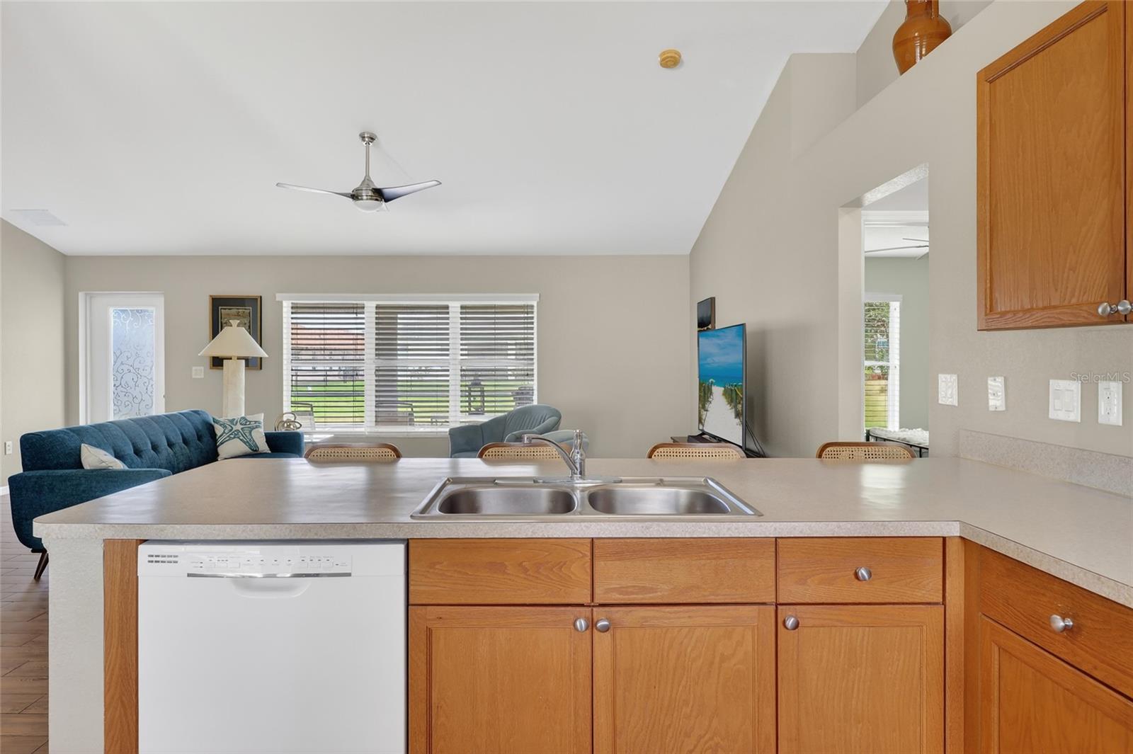 Image 12 of 38 For 421 Londrina Drive