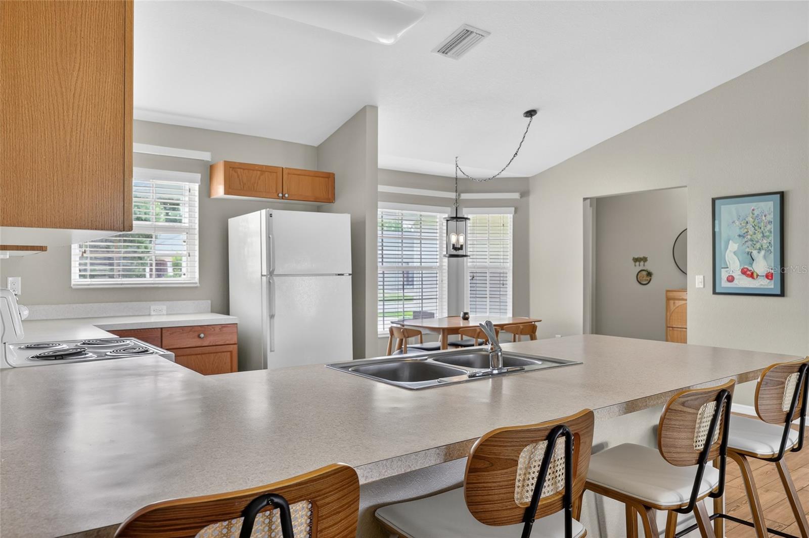 Image 13 of 38 For 421 Londrina Drive