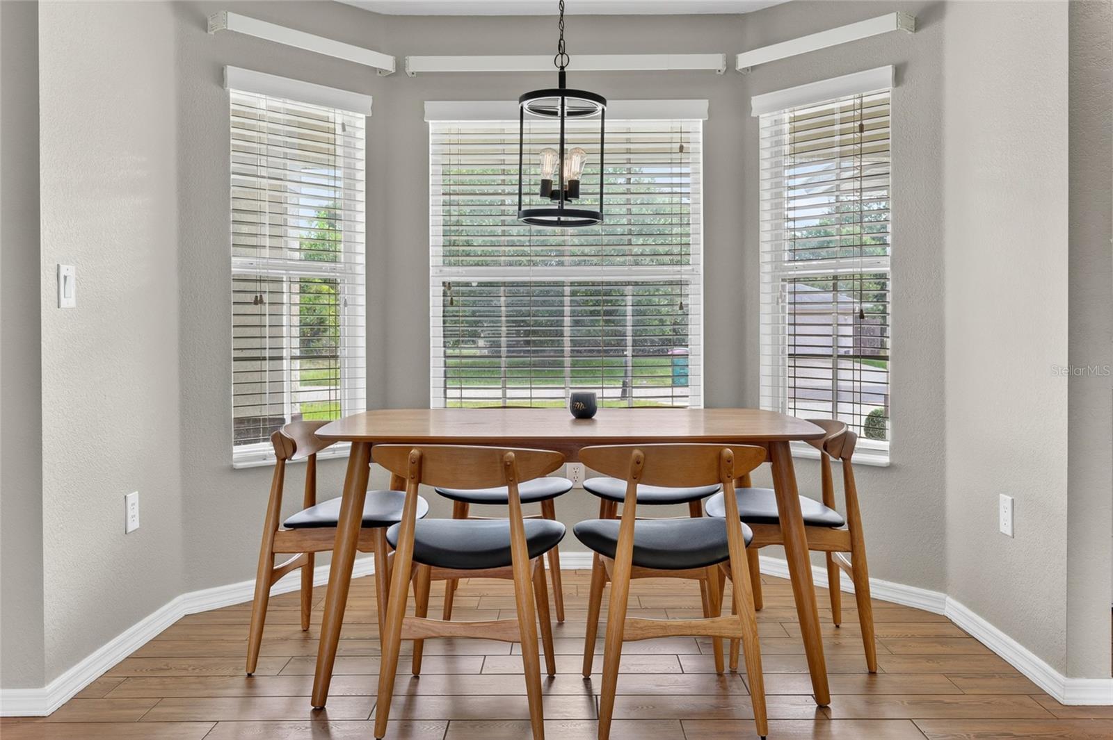 Image 14 of 38 For 421 Londrina Drive