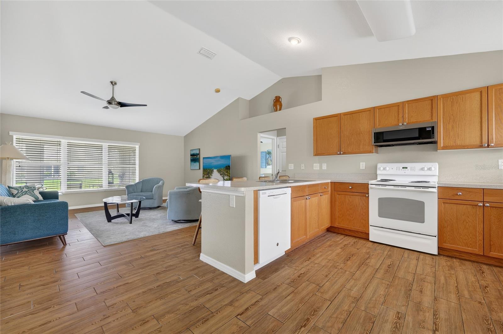 Image 15 of 38 For 421 Londrina Drive
