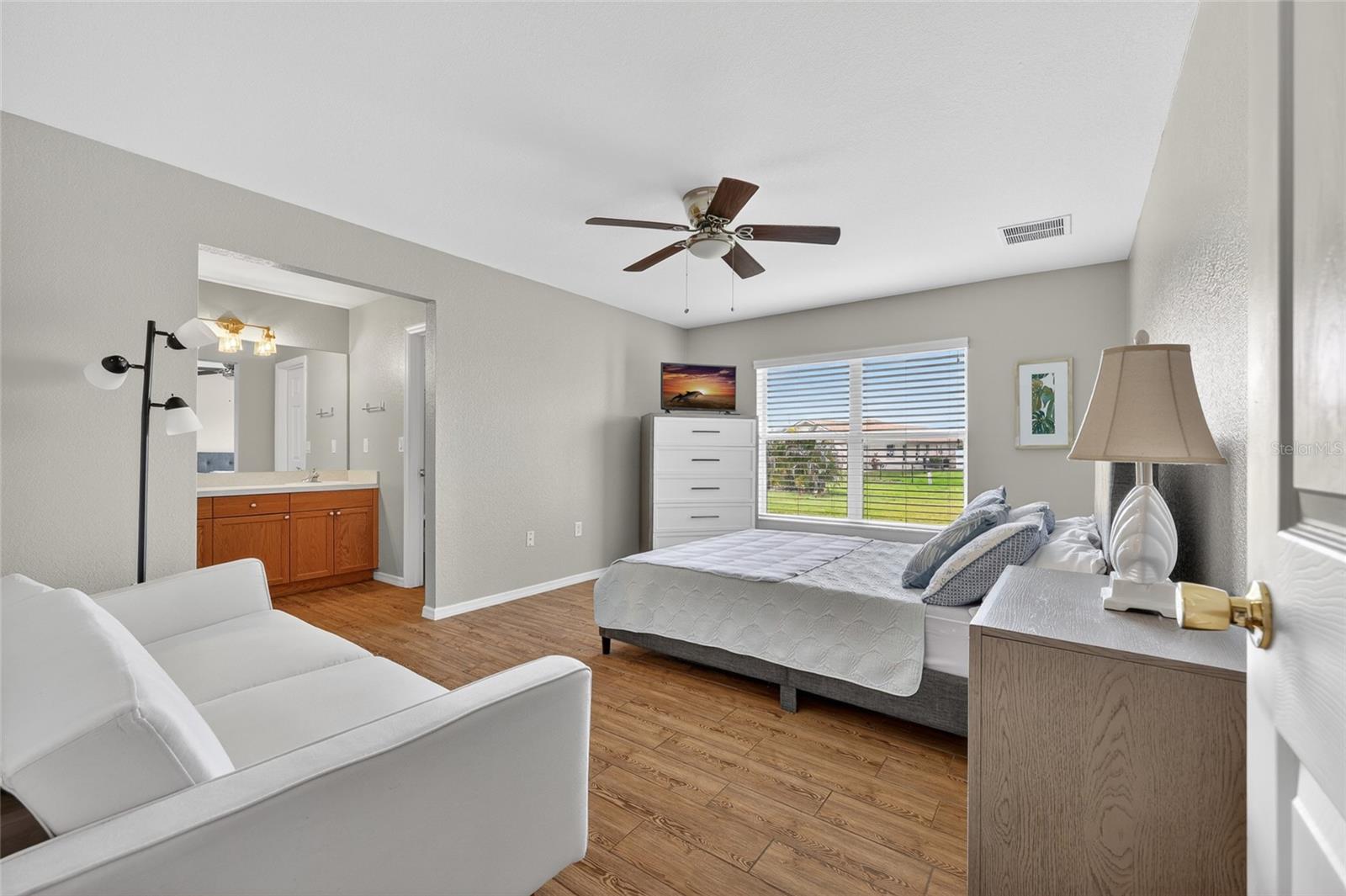 Image 16 of 38 For 421 Londrina Drive