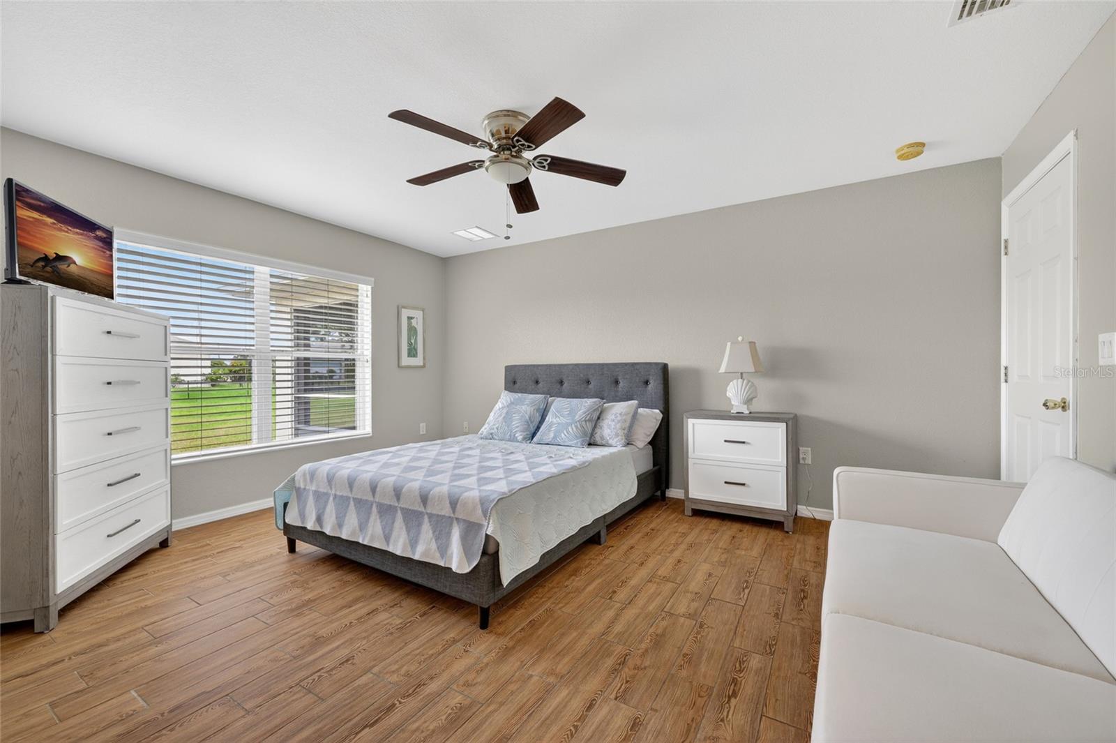 Image 17 of 38 For 421 Londrina Drive