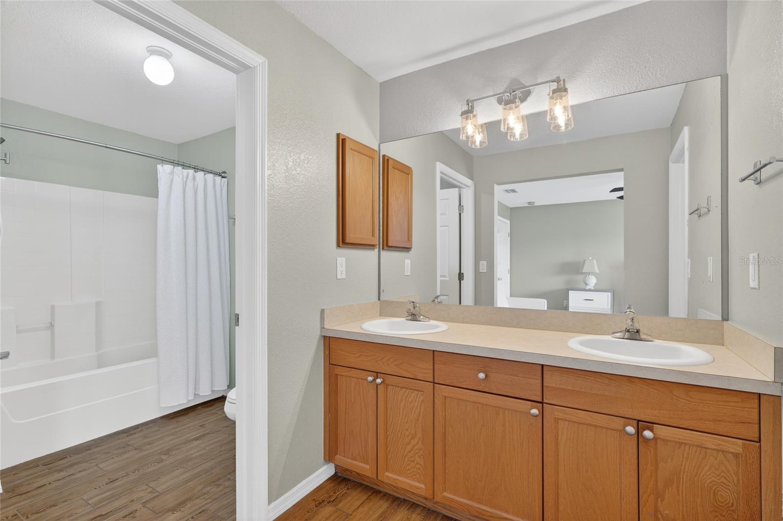 Image 18 of 38 For 421 Londrina Drive
