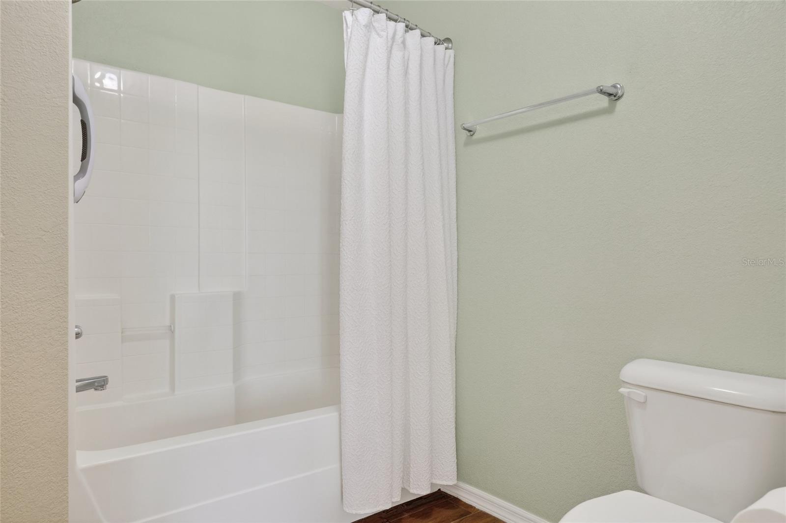 Image 19 of 38 For 421 Londrina Drive