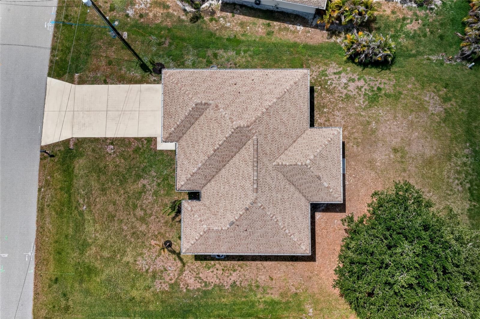 Image 29 of 38 For 421 Londrina Drive