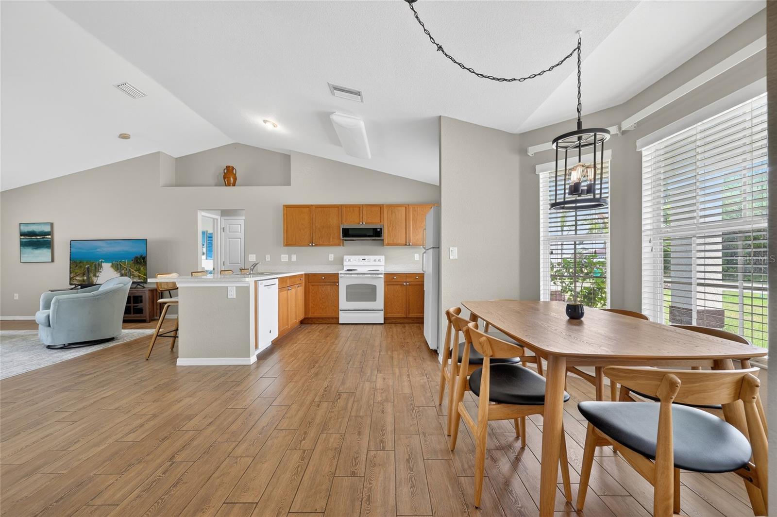 Image 5 of 38 For 421 Londrina Drive