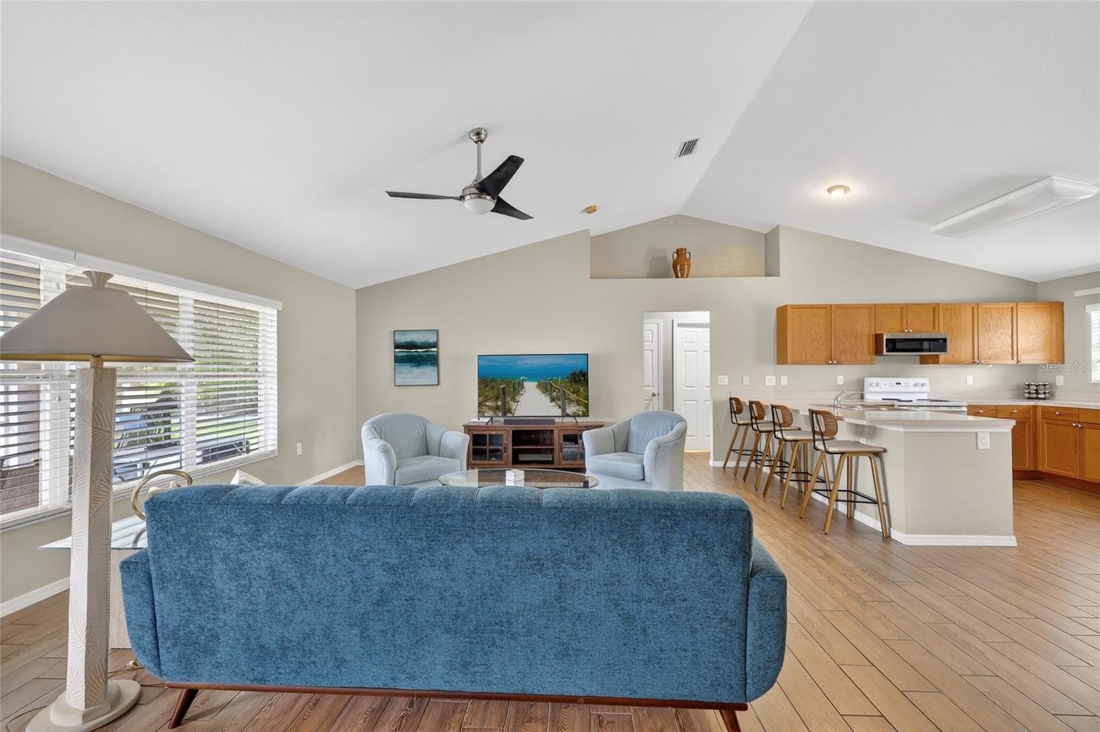 Image 6 of 38 For 421 Londrina Drive