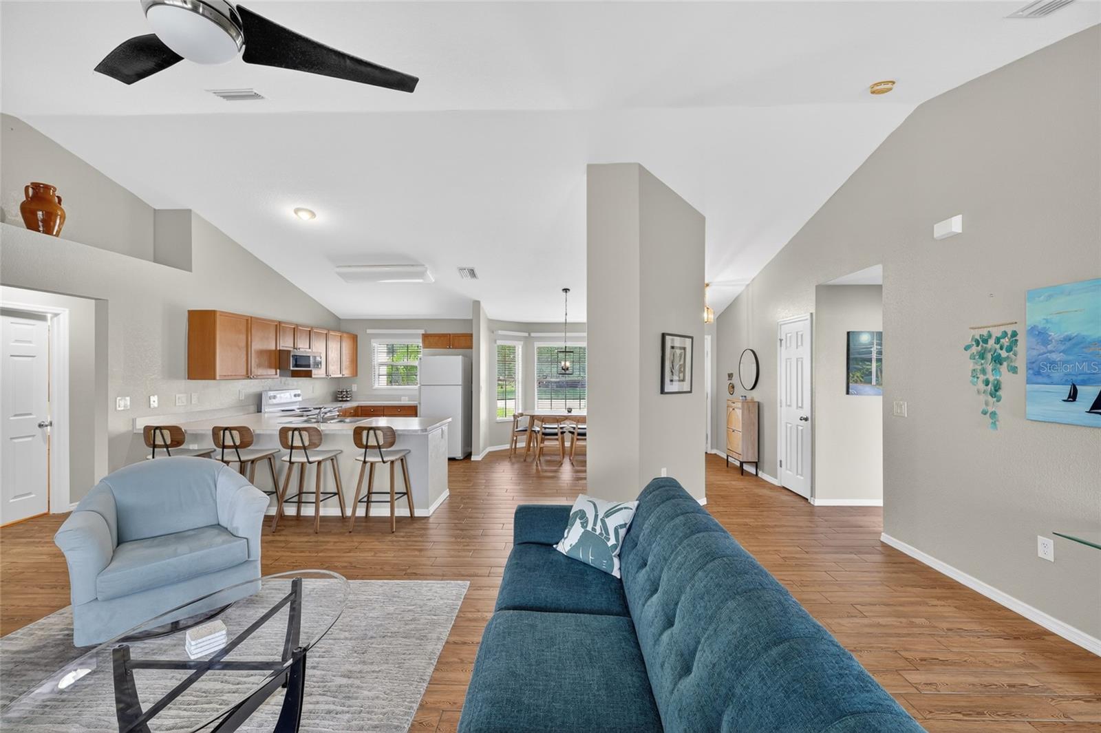 Image 7 of 38 For 421 Londrina Drive