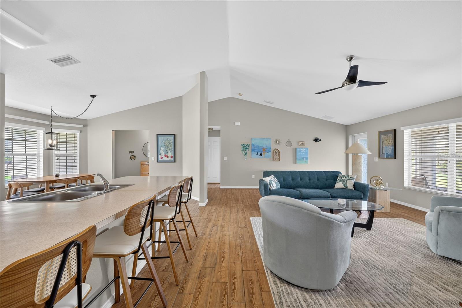 Image 8 of 38 For 421 Londrina Drive