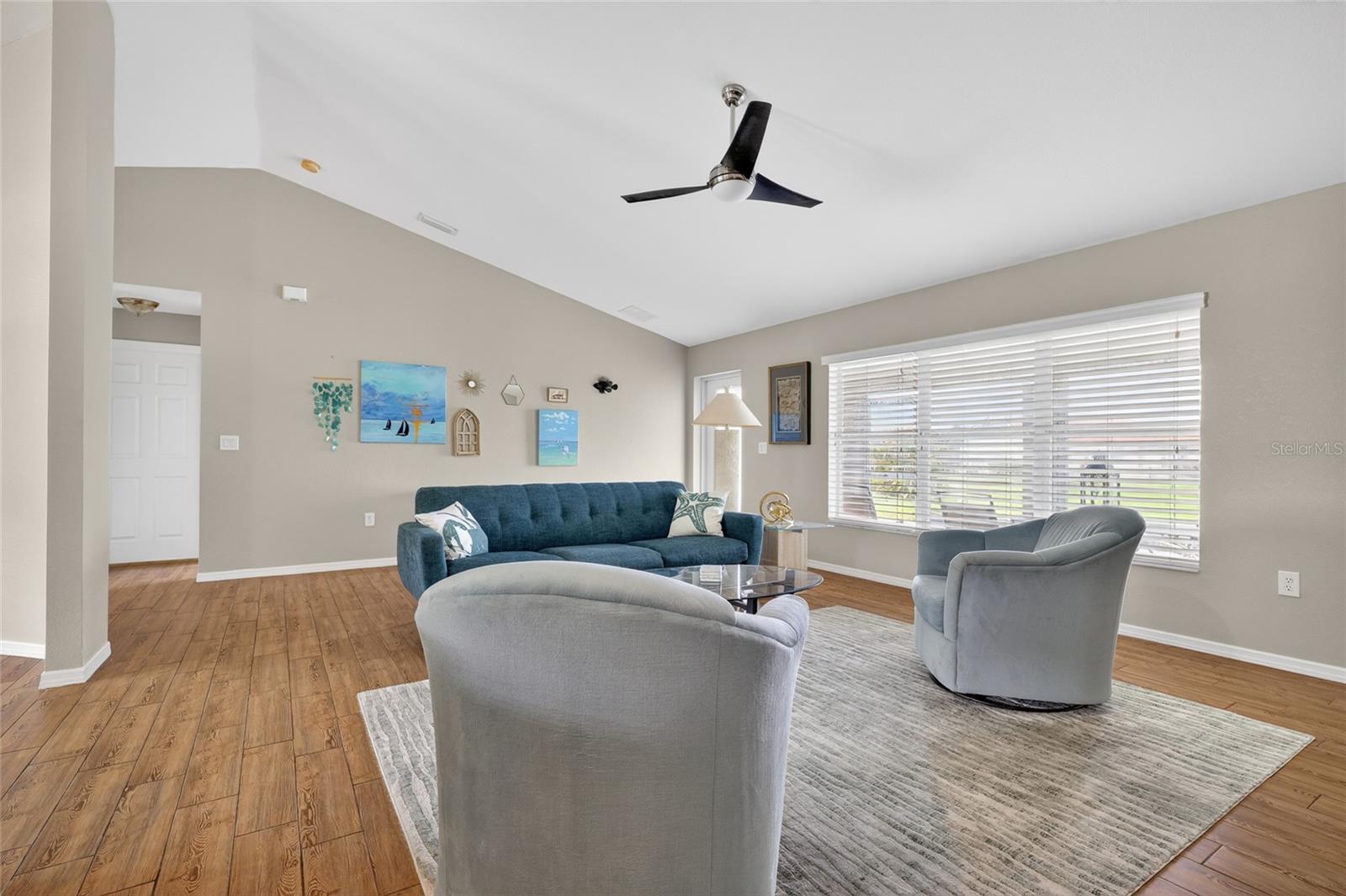 Image 9 of 38 For 421 Londrina Drive