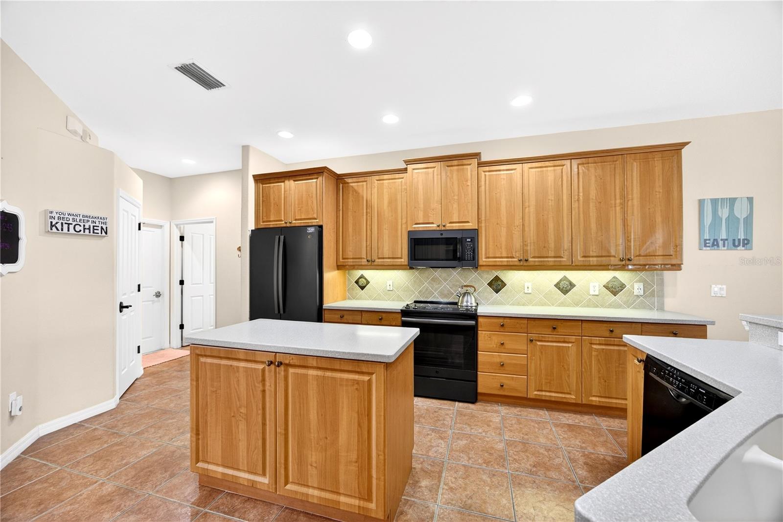 Image 13 of 38 For 243 Rotonda Boulevard E