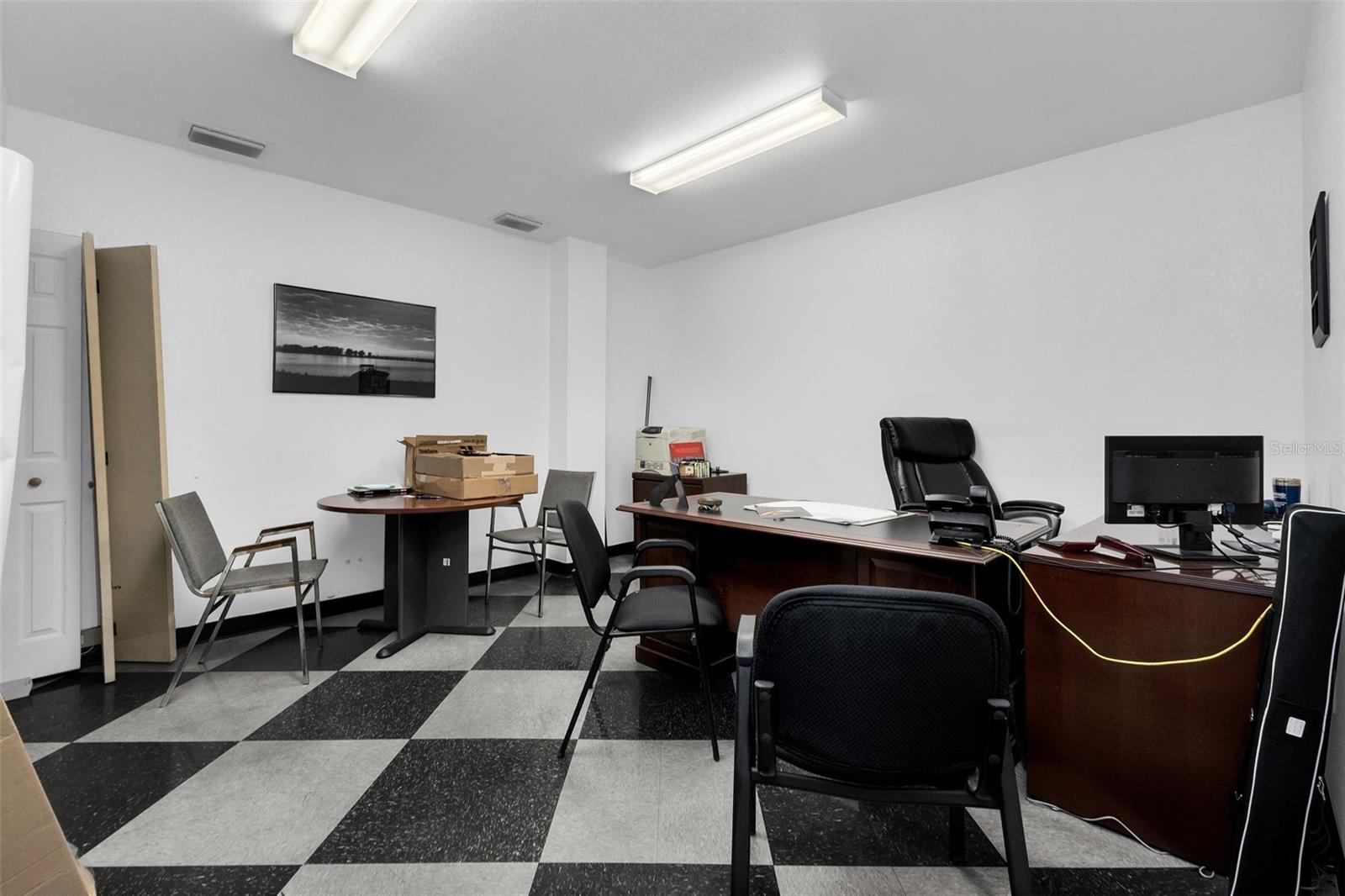Listing photo id 3 for 18230 Paulson Drive