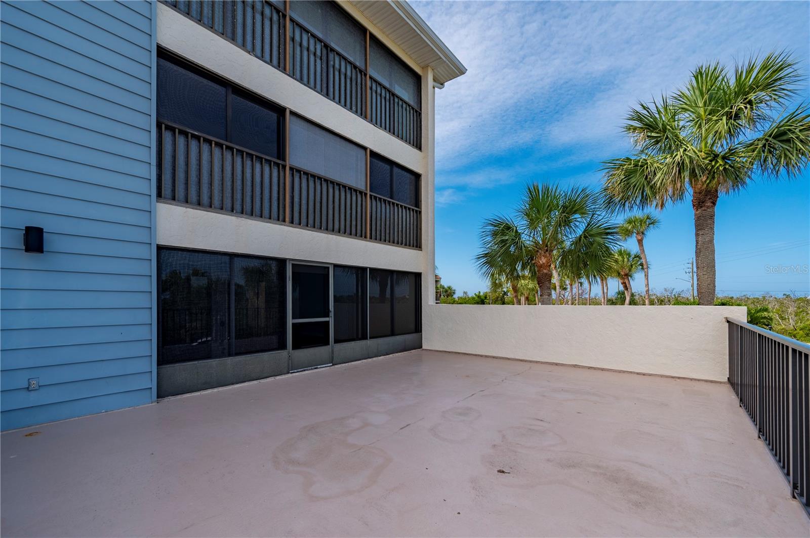 Image 18 of 48 For 1701 Beach Road 208