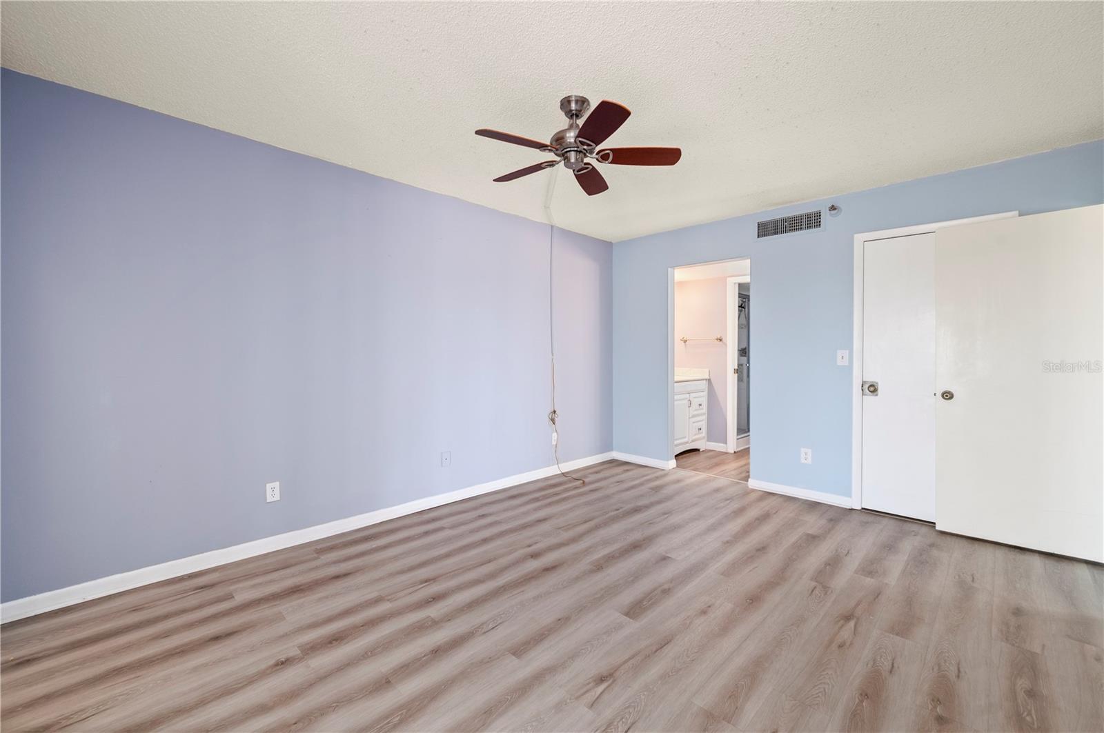 Image 22 of 48 For 1701 Beach Road 208
