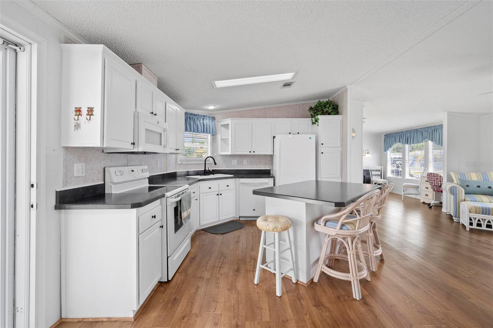 Image 4 of 56 For 1000 Kings Highway 224