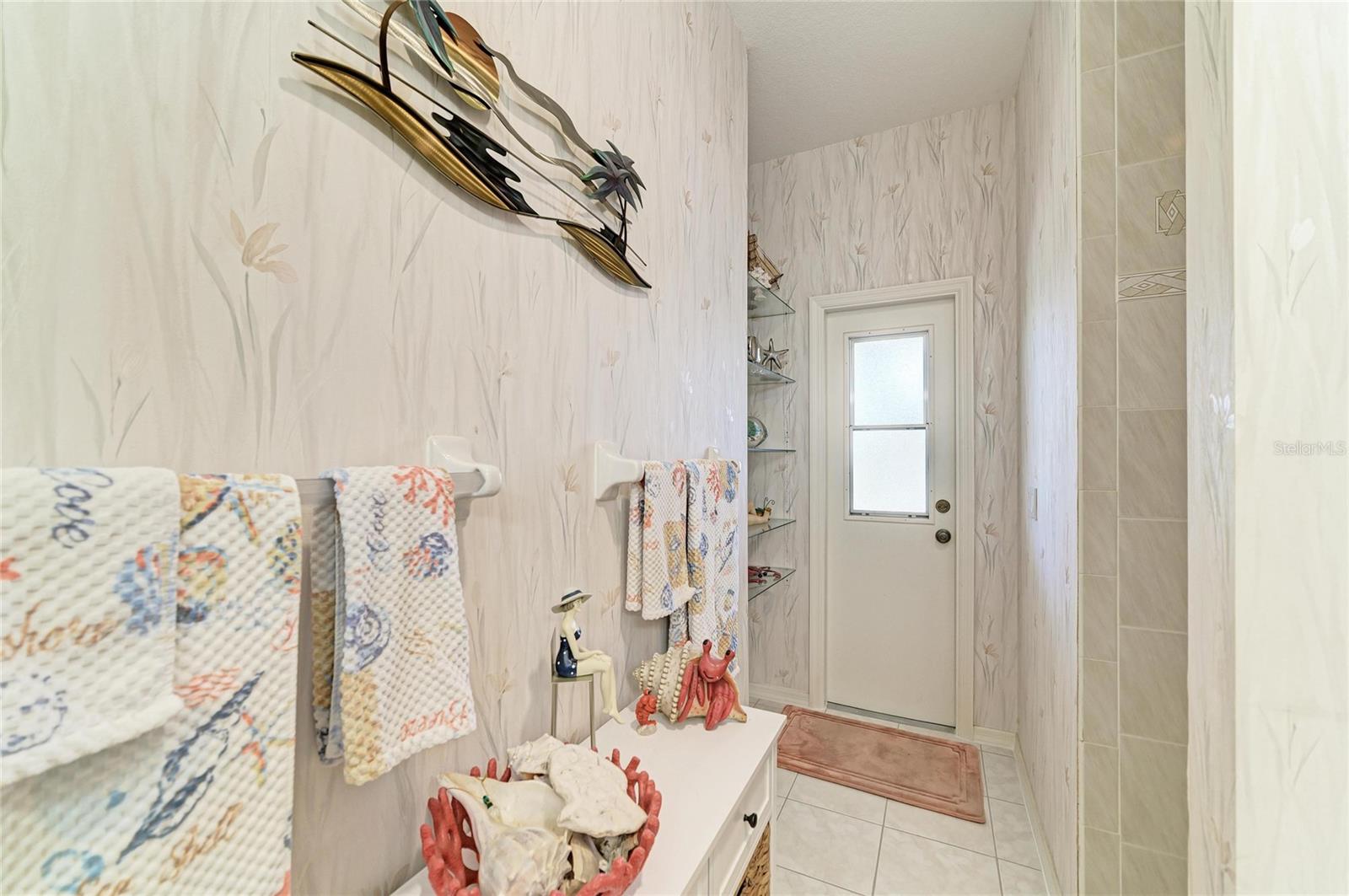 Image 33 of 65 For 524 La Caruna Court