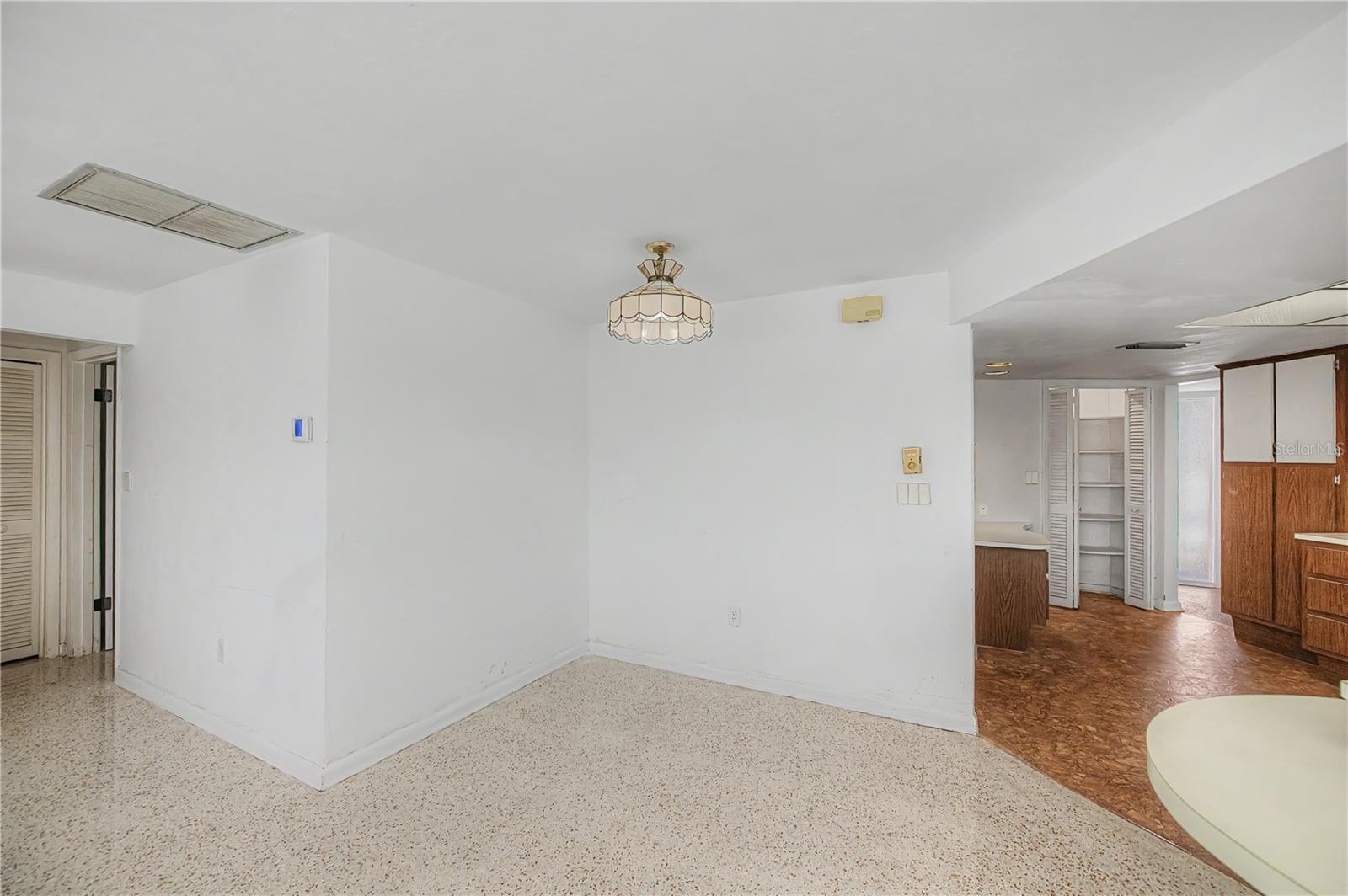 Image 21 of 83 For 137 Sinclair Street Se