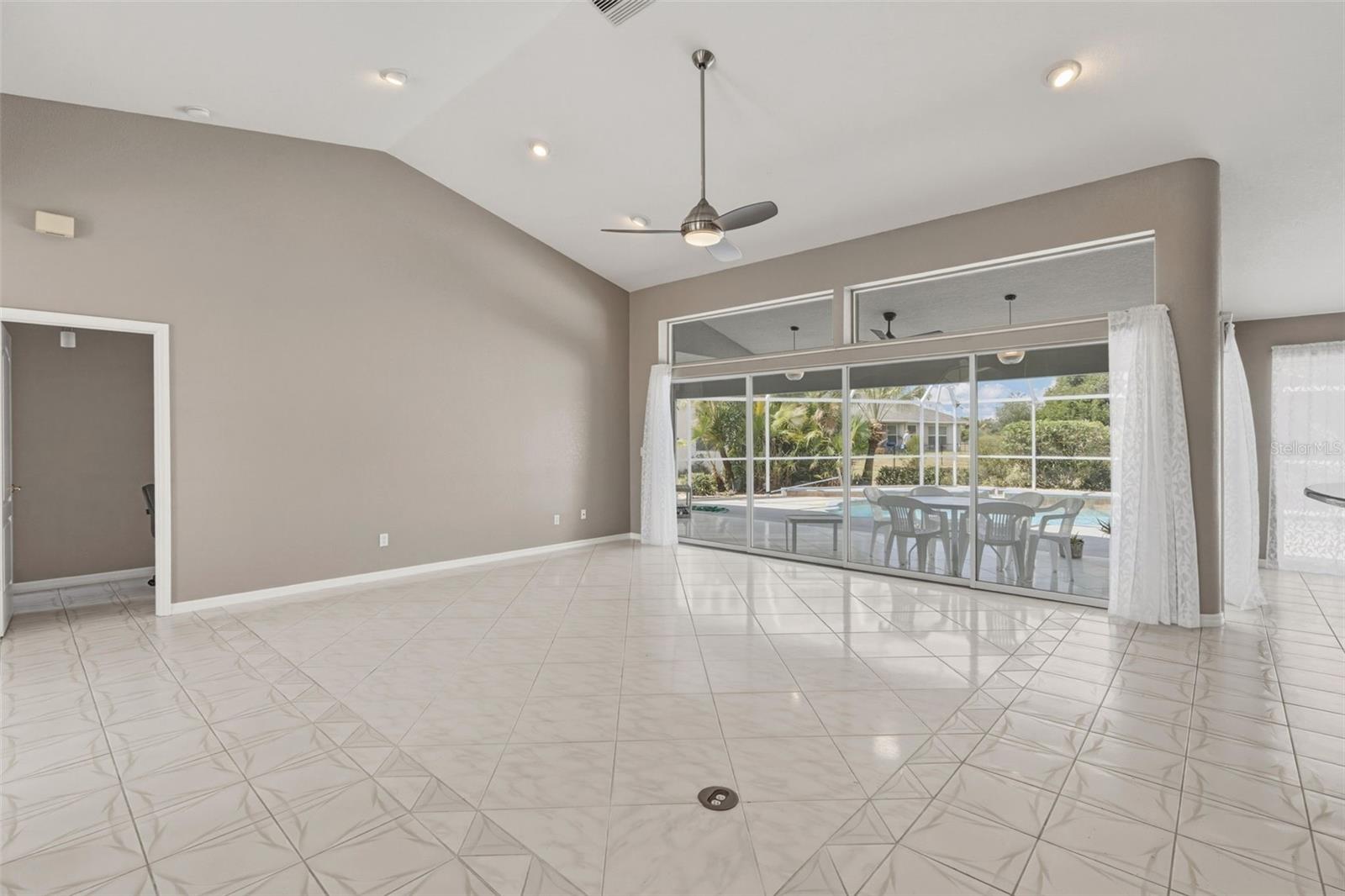 Image 19 of 59 For 1083 Manilla Lane