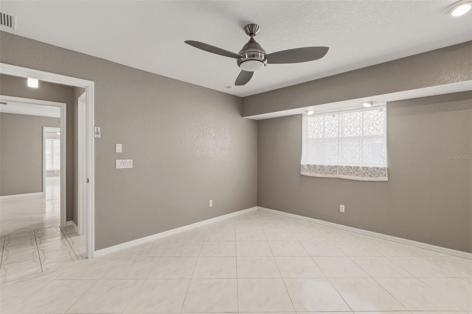 Image 33 of 59 For 1083 Manilla Lane