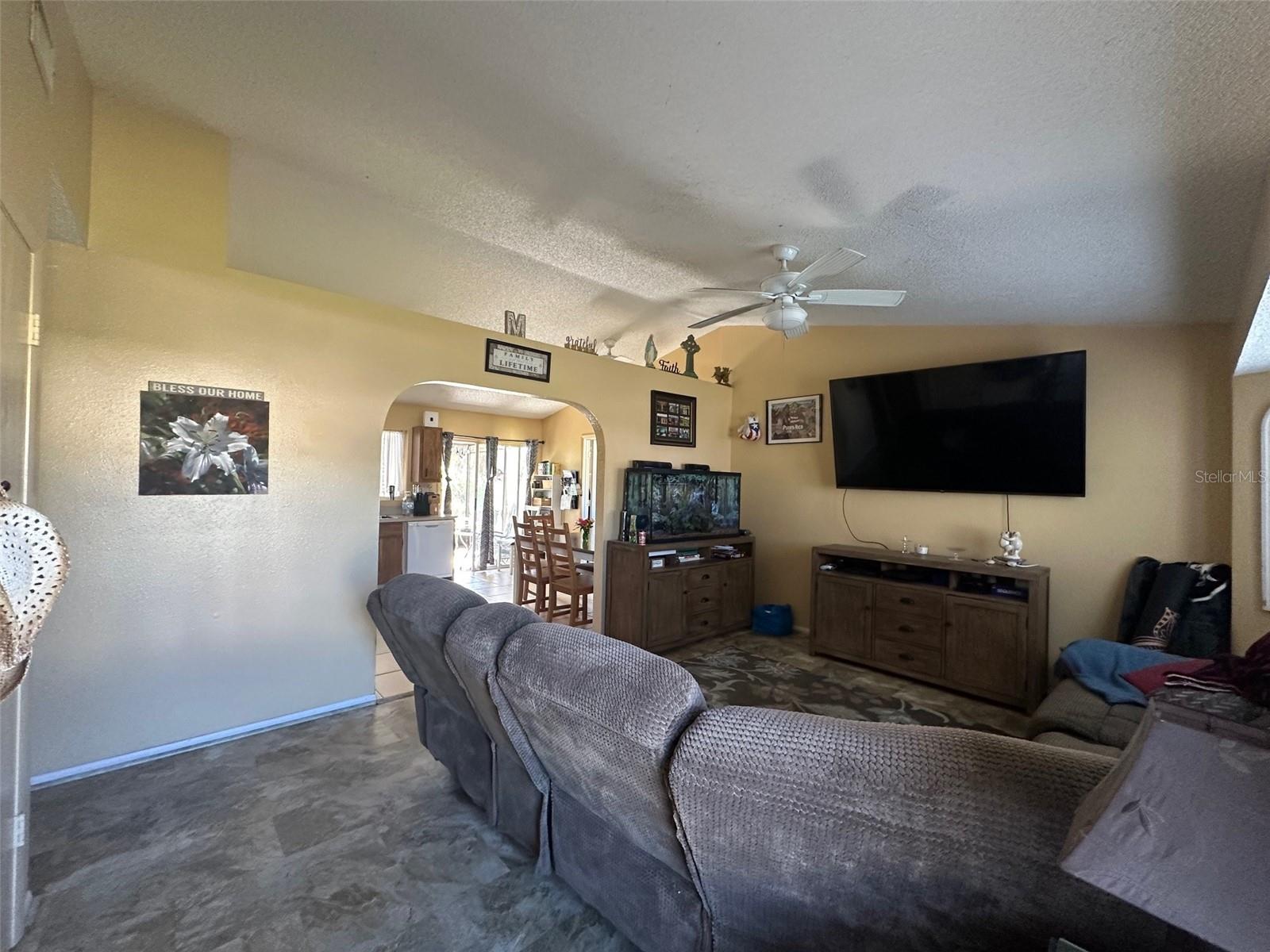 Image 3 of 14 For 807 Haleybury Street