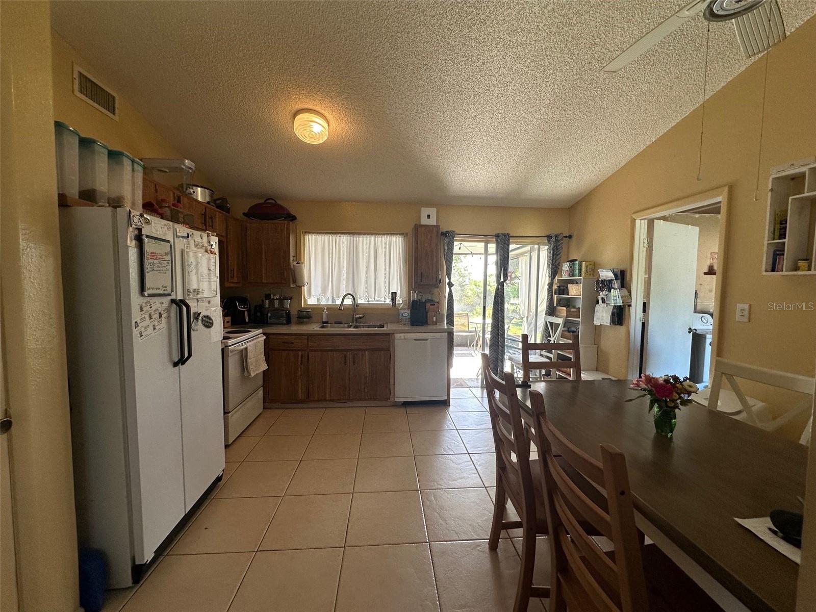Image 4 of 14 For 807 Haleybury Street