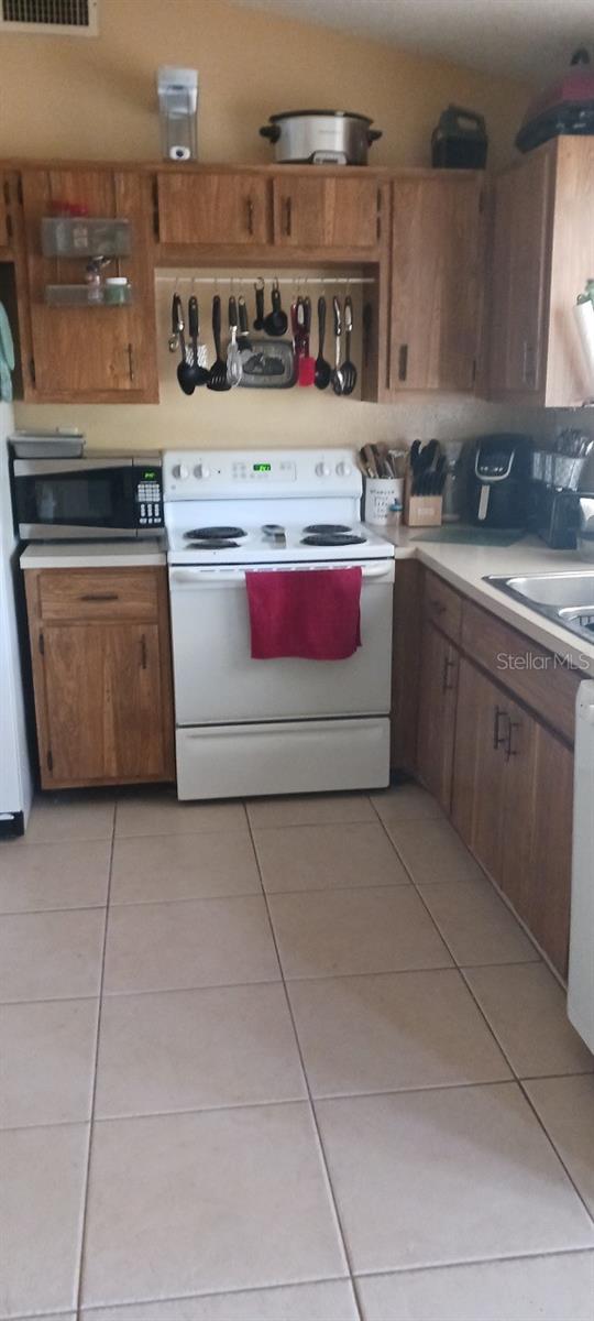 Image 5 of 14 For 807 Haleybury Street