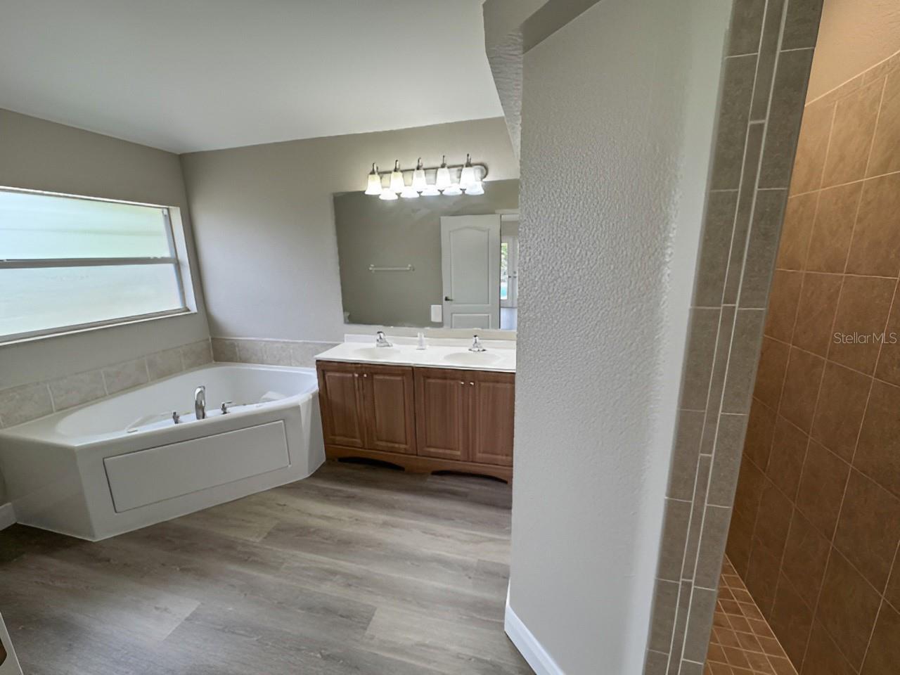 Image 9 of 18 For 13982 Naylor Avenue