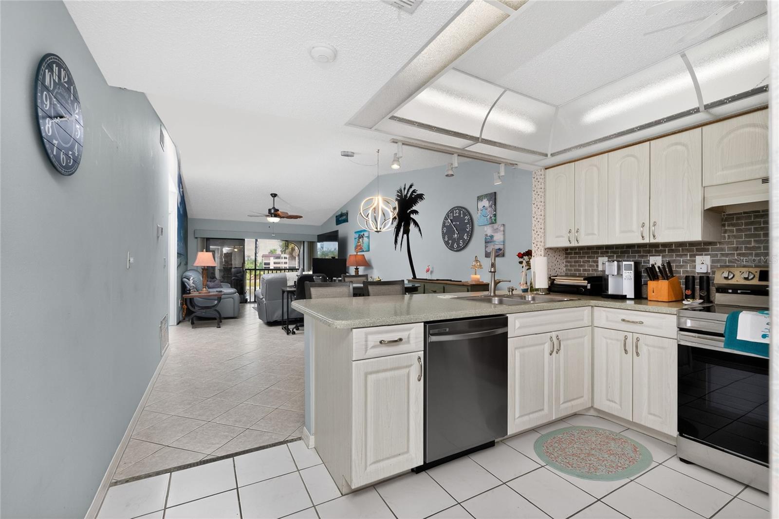 Image 10 of 87 For 23465 Harborview Road 1026