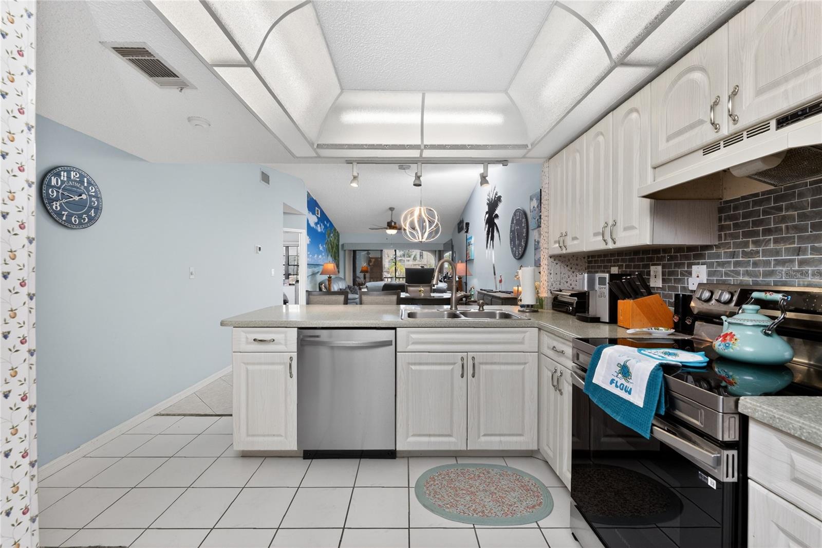 Image 15 of 87 For 23465 Harborview Road 1026