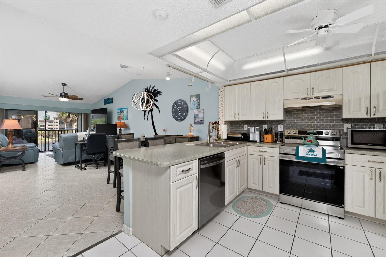 Image 9 of 87 For 23465 Harborview Road 1026