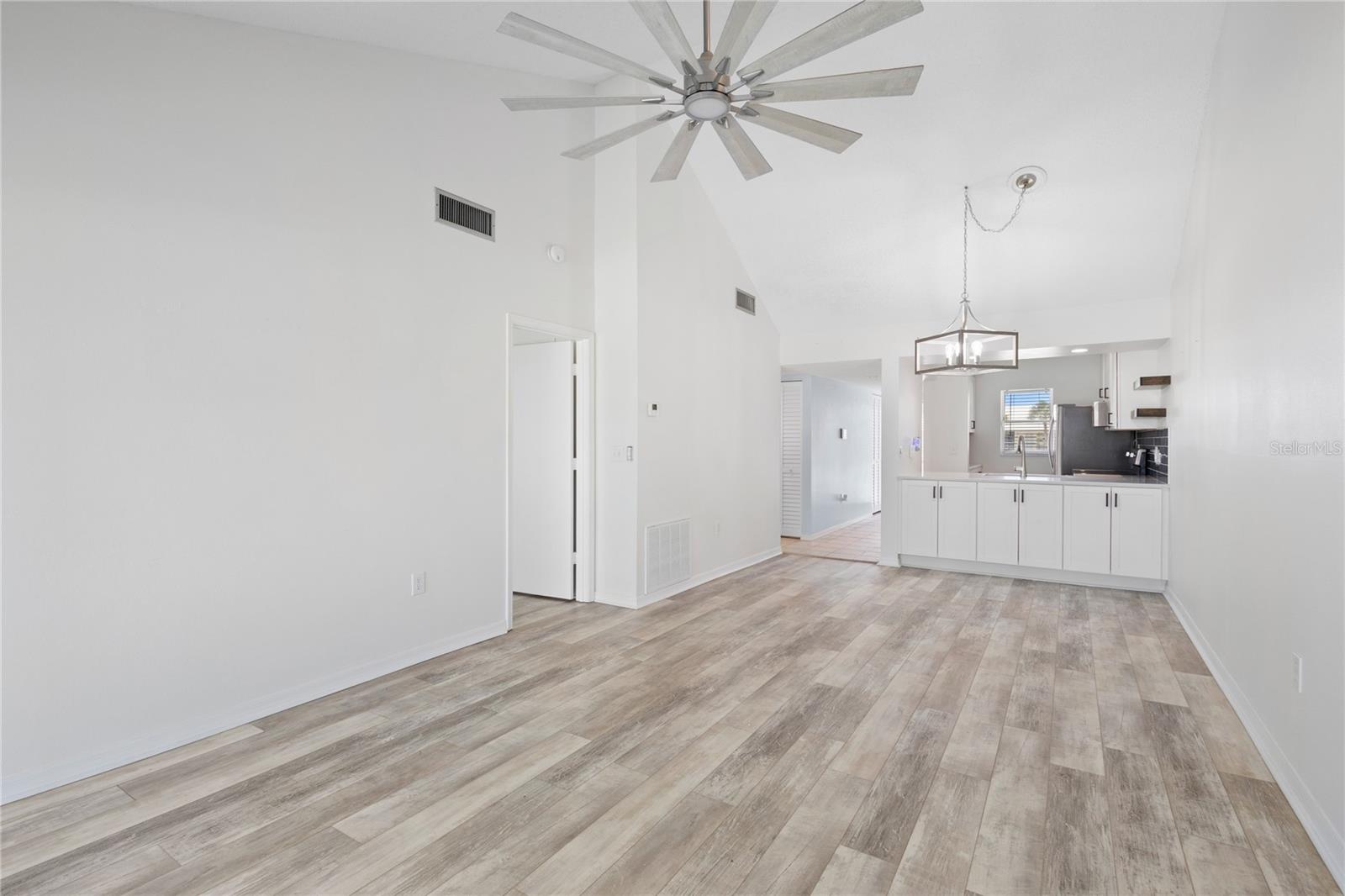 Image 10 of 37 For 436 Cerromar Lane 478