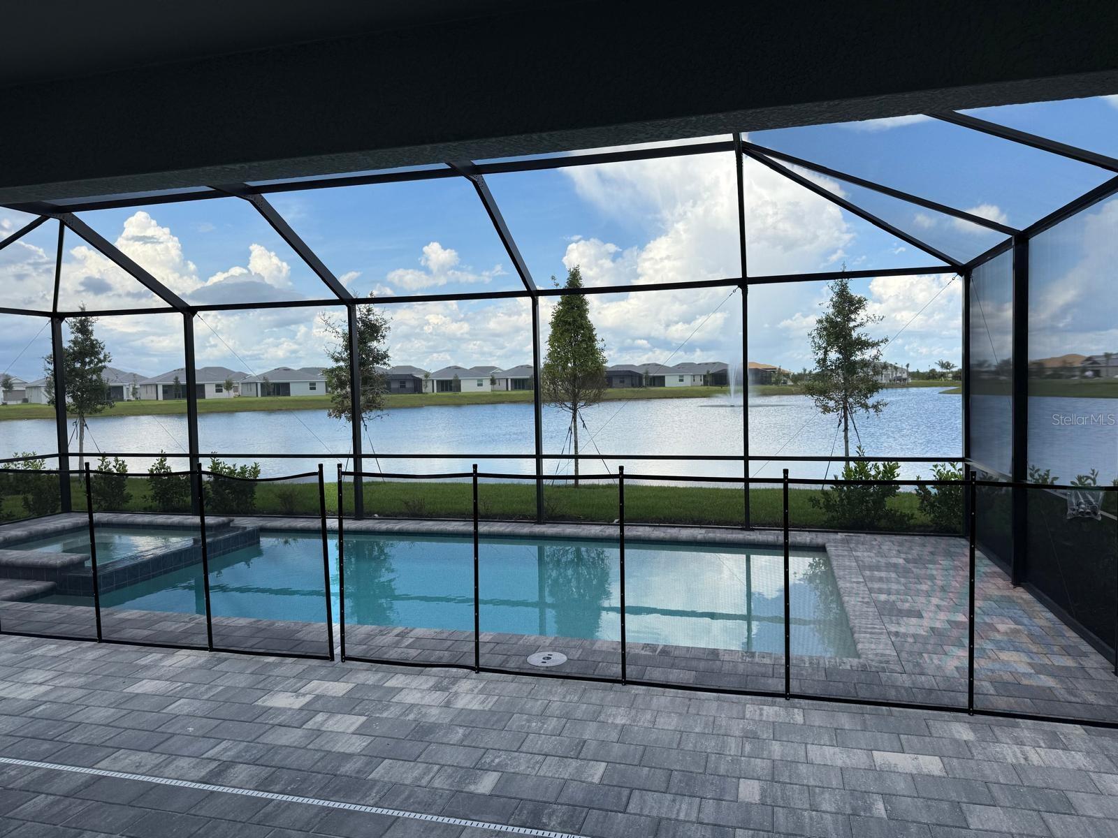 Listing photo id 0 for 7913 Lakes Edge Lane