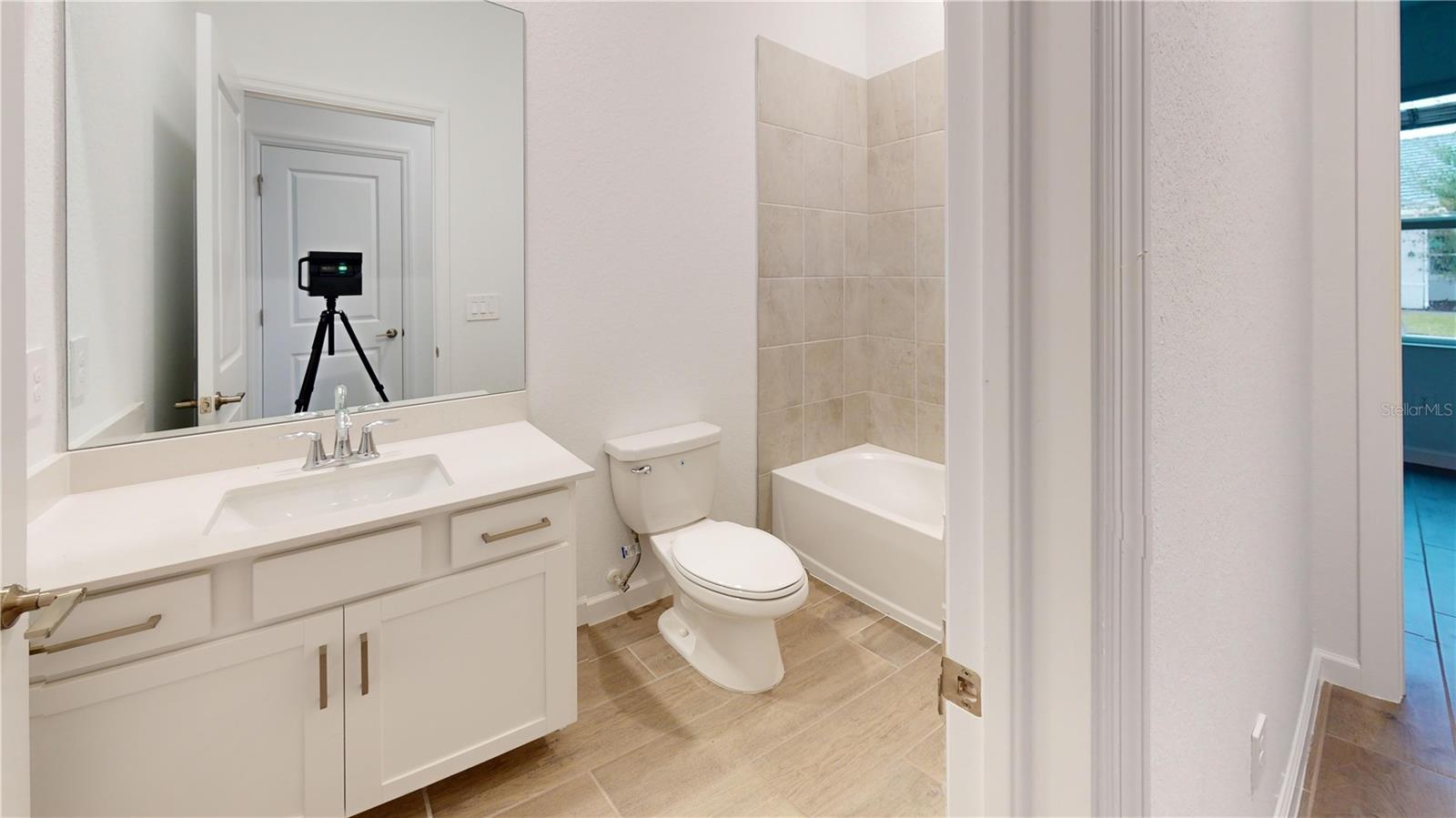Listing photo id 3 for 7913 Lakes Edge Lane