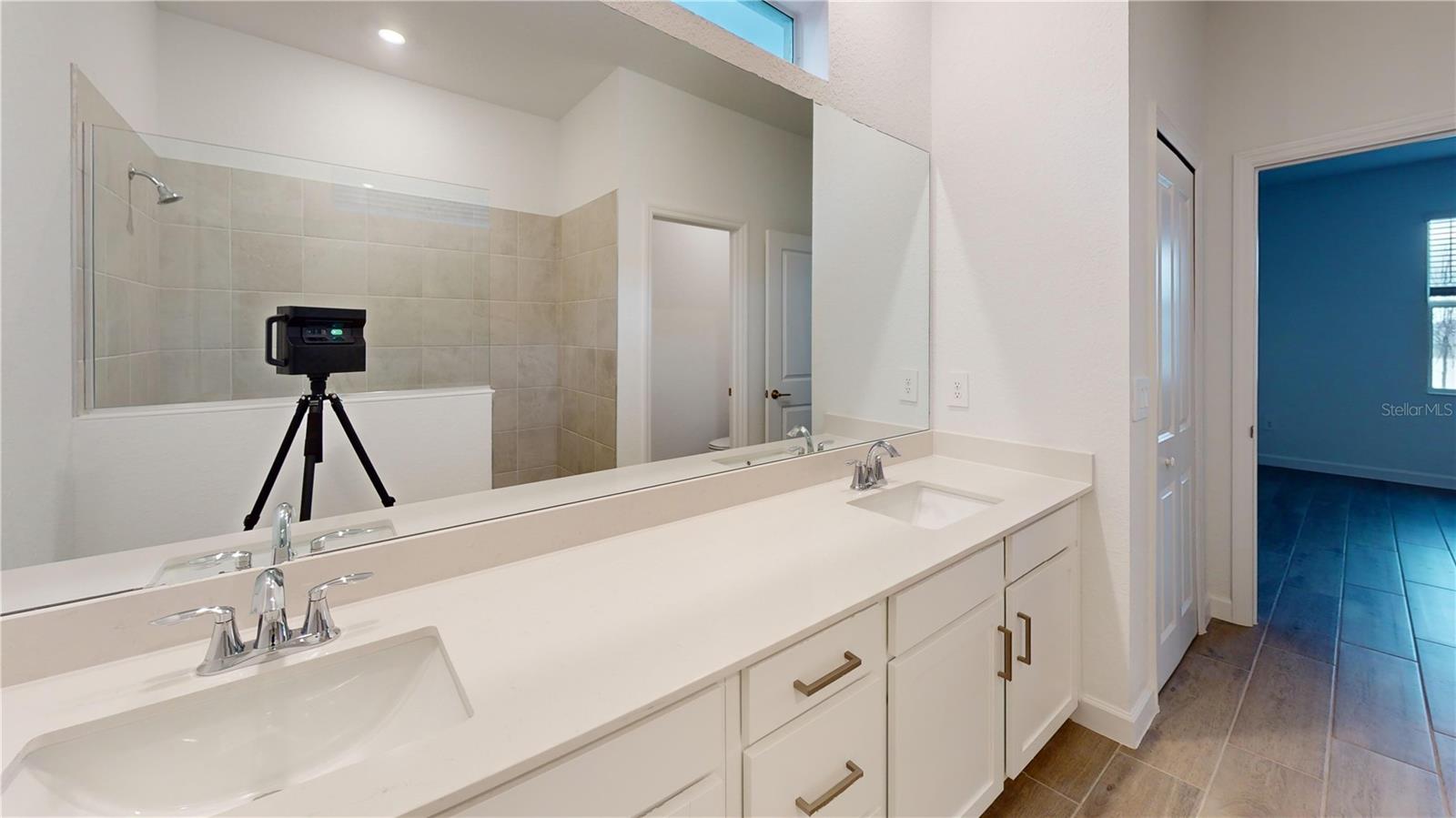 Listing photo id 4 for 7913 Lakes Edge Lane
