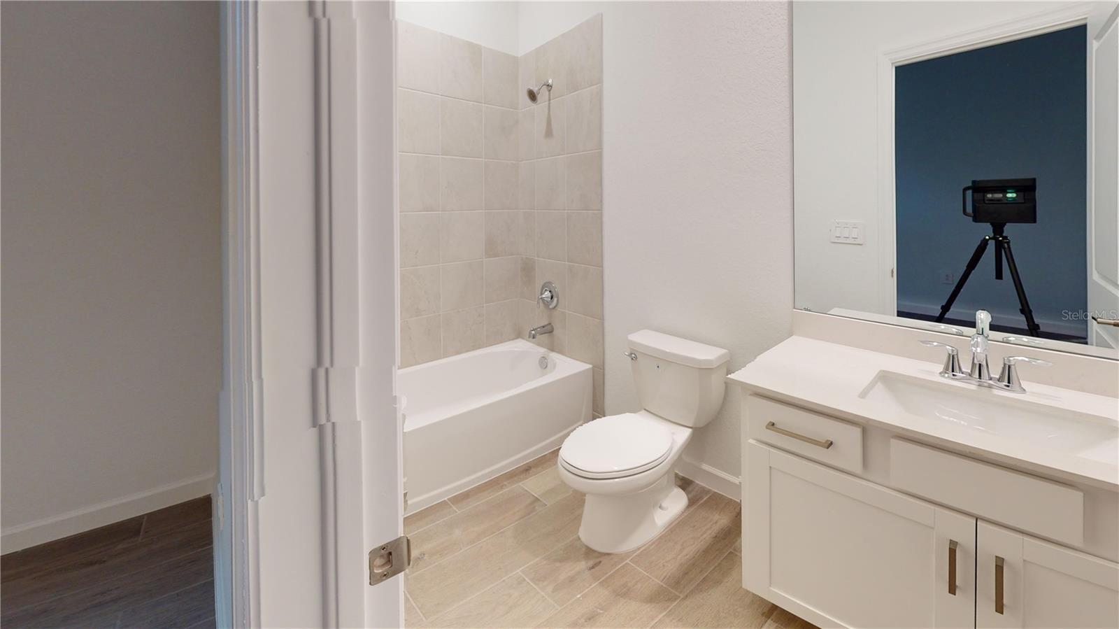 Listing photo id 5 for 7913 Lakes Edge Lane