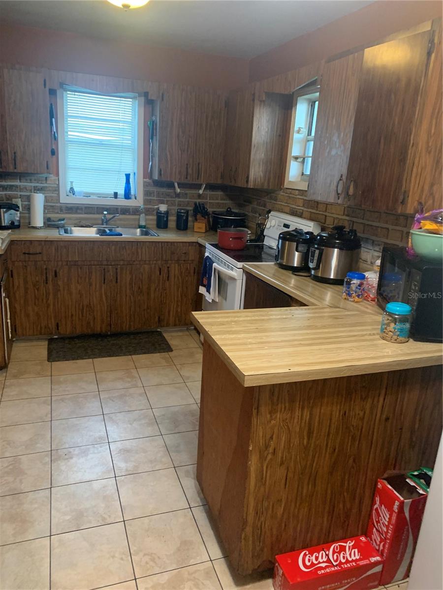 Listing photo id 14 for 7409 Broadway Street