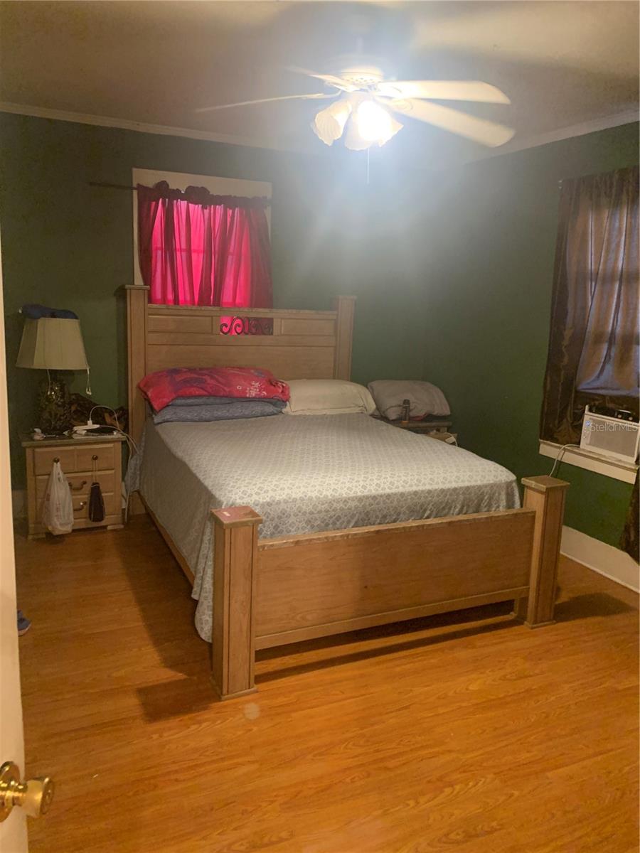 Listing photo id 15 for 7409 Broadway Street