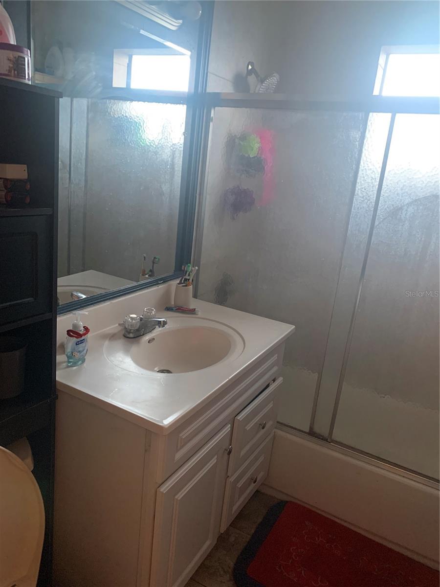 Listing photo id 16 for 7409 Broadway Street