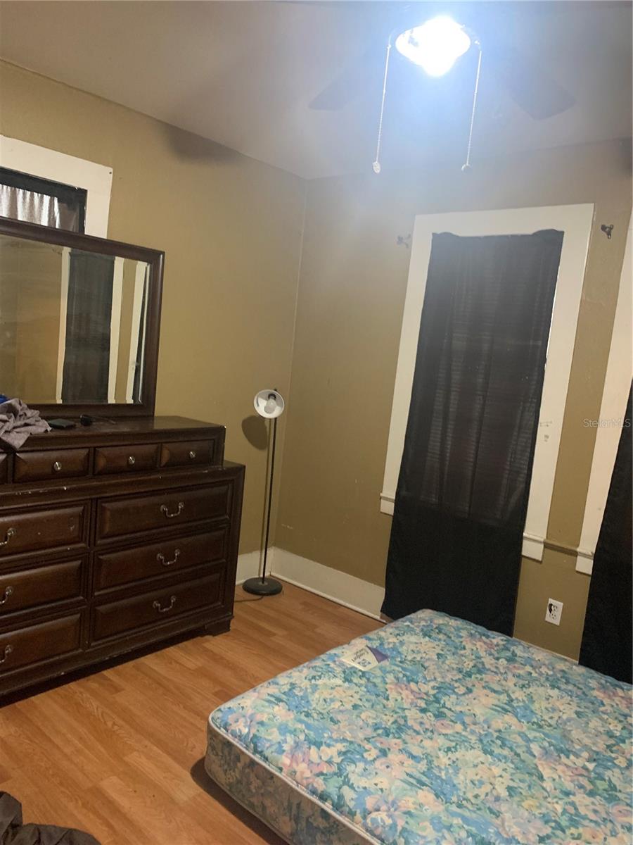 Listing photo id 17 for 7409 Broadway Street