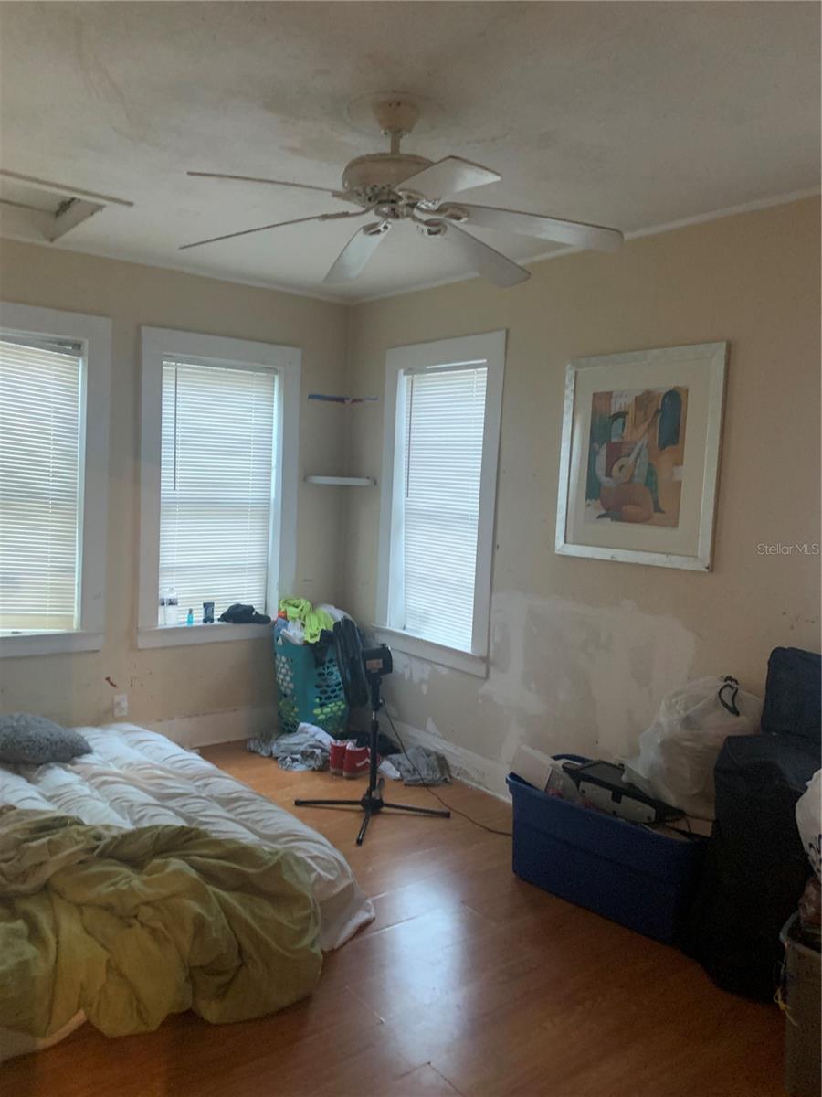 Listing photo id 18 for 7409 Broadway Street