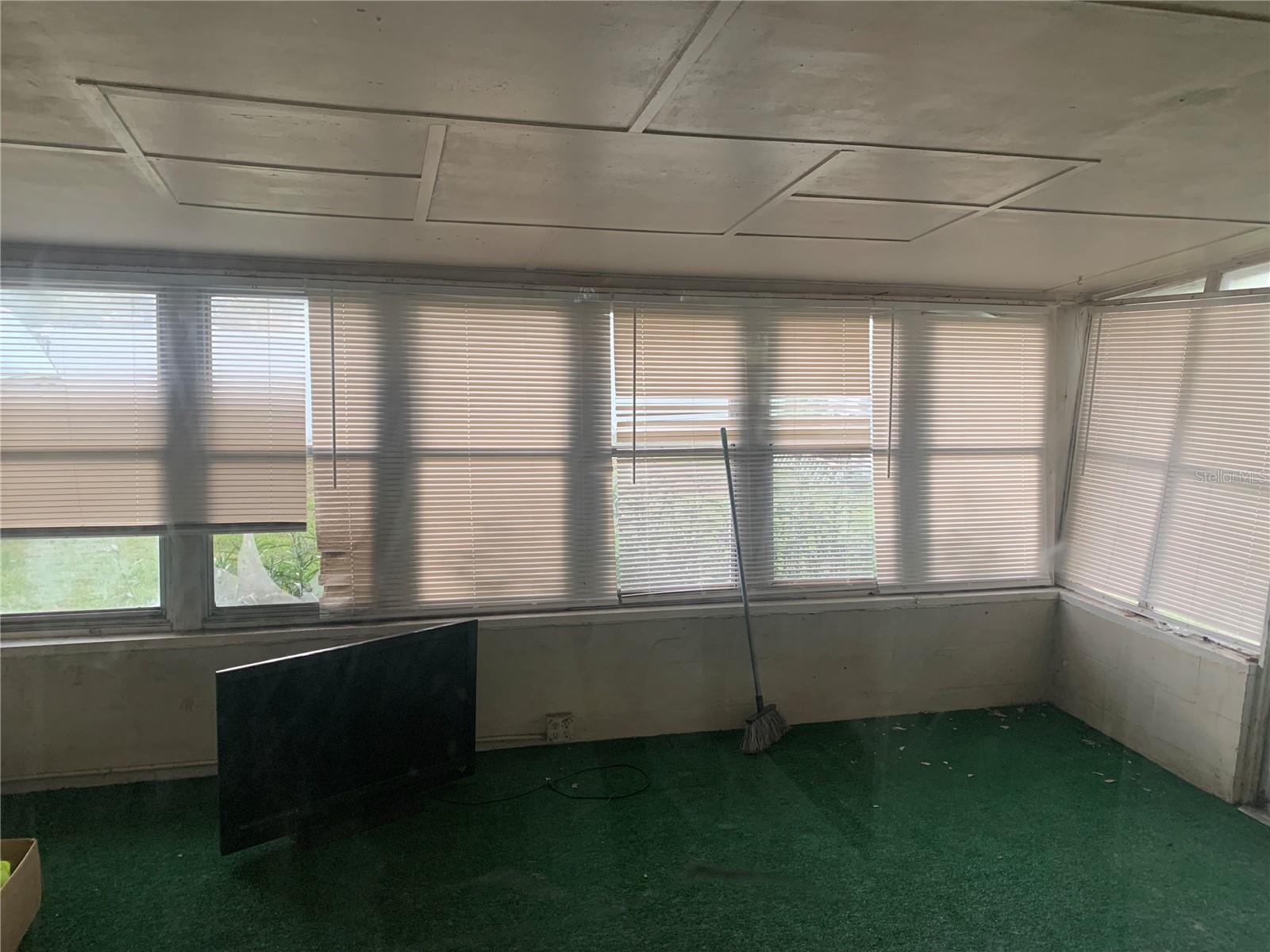 Listing photo id 23 for 7409 Broadway Street