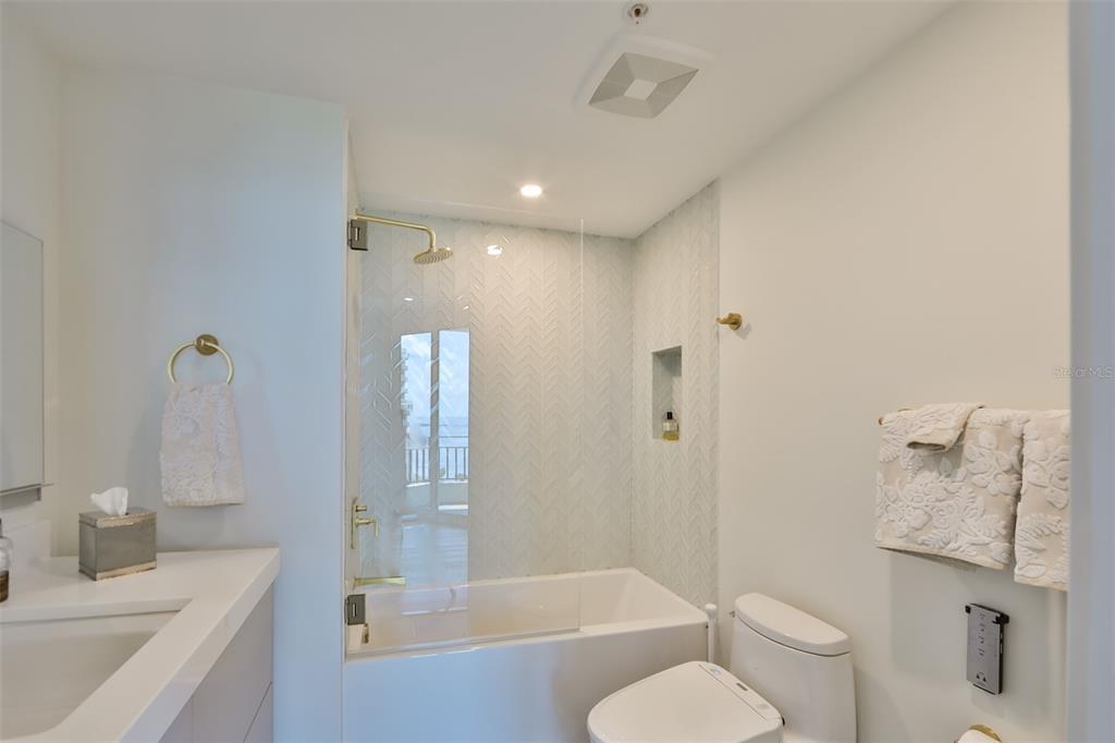 Listing photo id 64 for 3435 Bayshore Boulevard 2100p