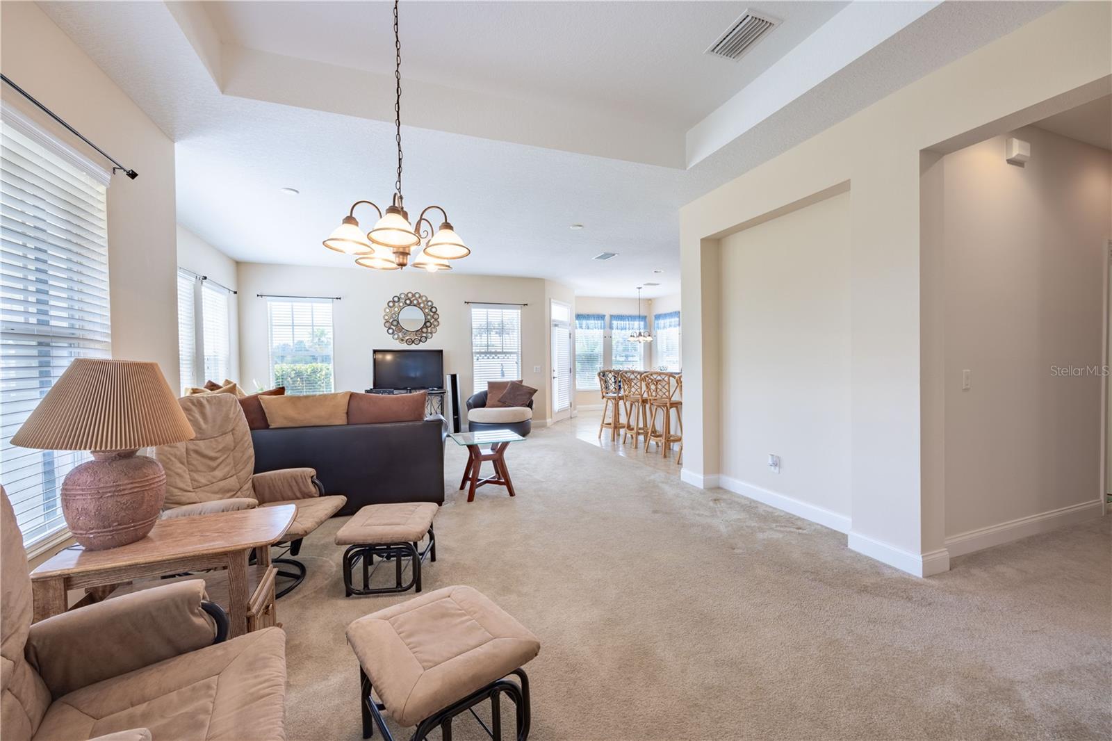 Listing photo id 8 for 320 Ibisview Lane  33572