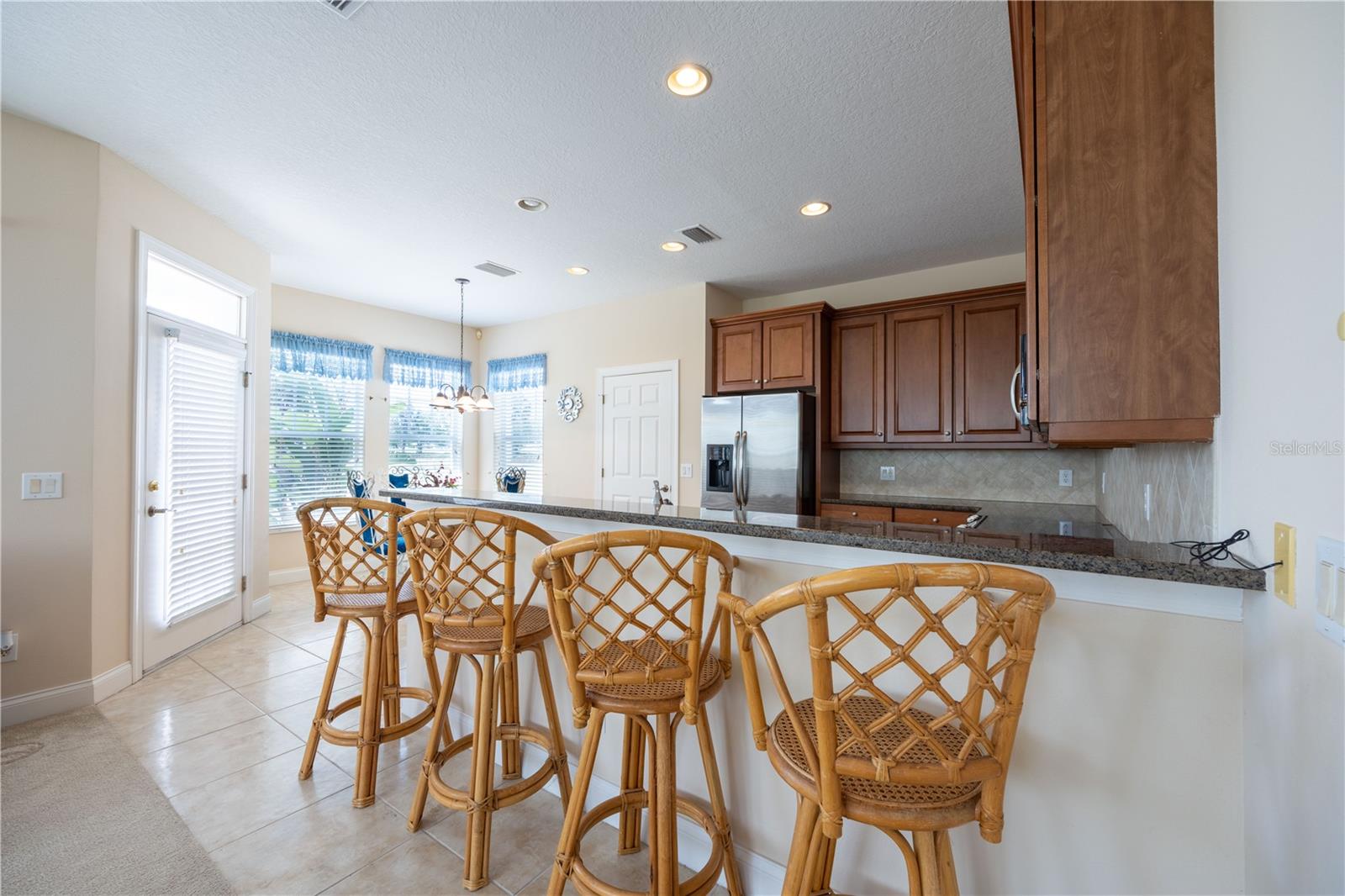 Listing photo id 2 for 320 Ibisview Lane  33572