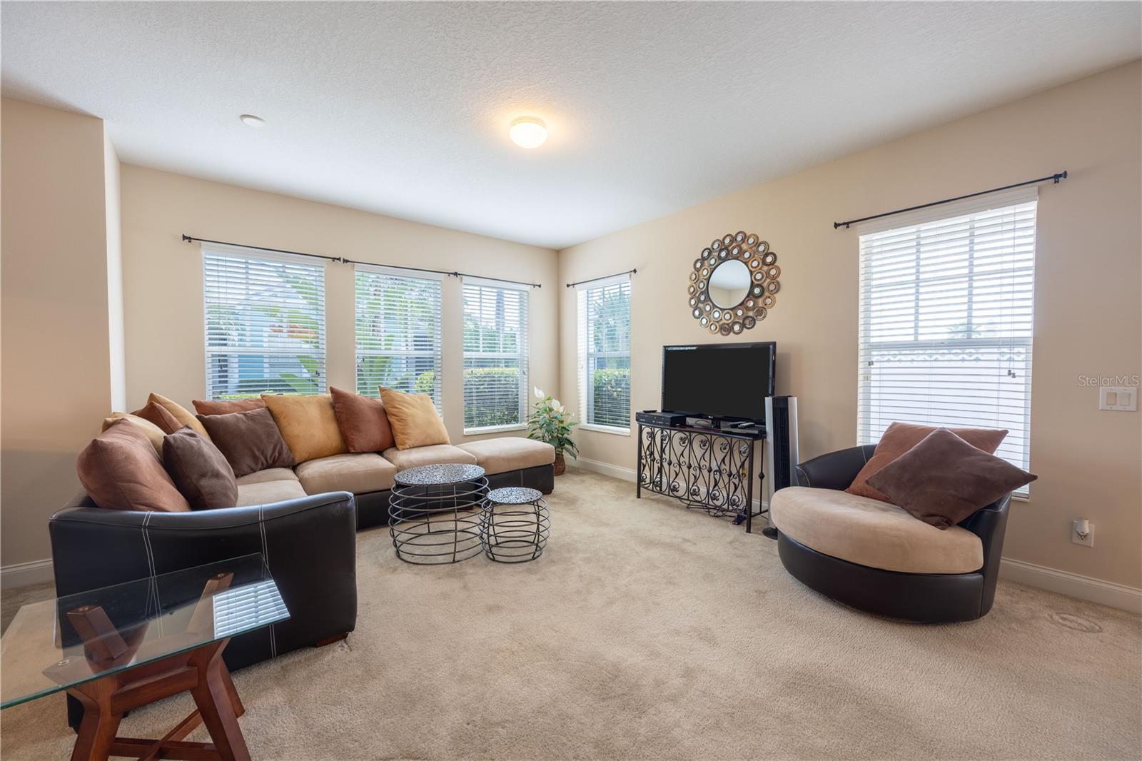 Listing photo id 5 for 320 Ibisview Lane  33572