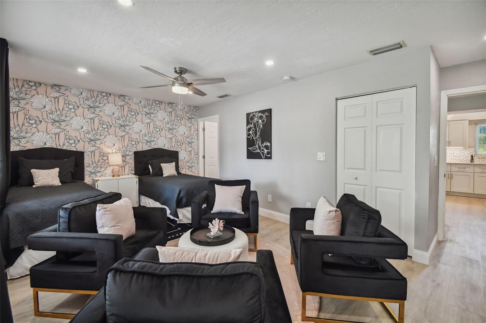 Listing photo id 17 for 18301 Sunset Boulevard