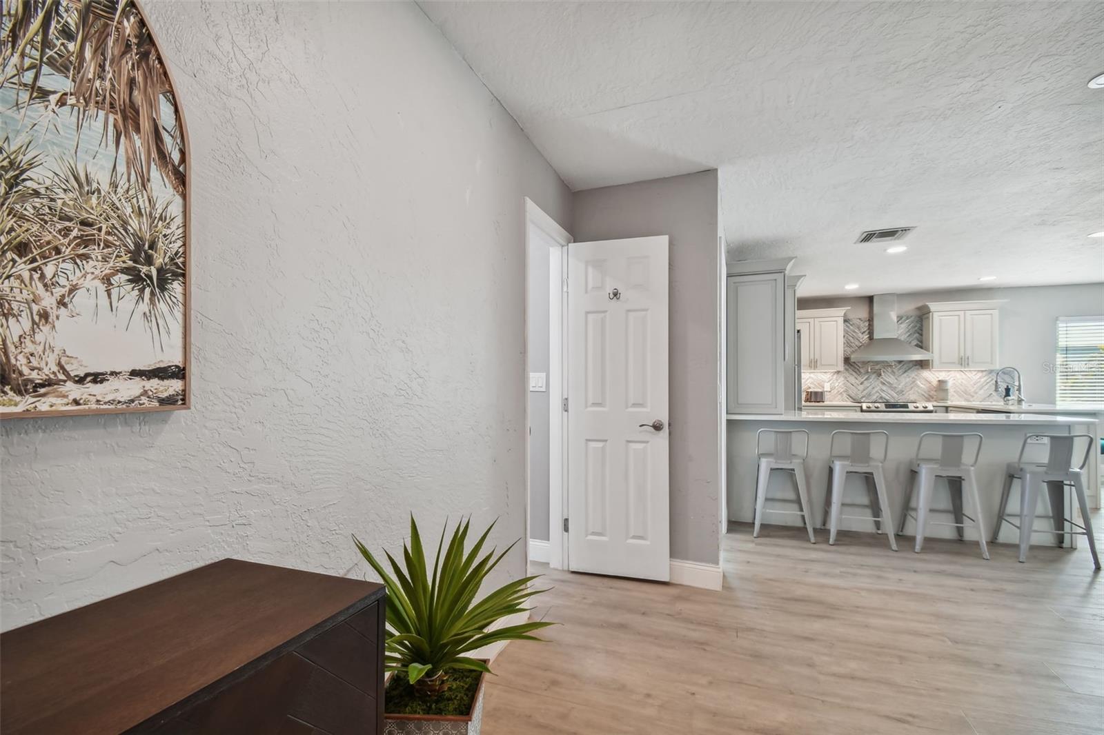 Listing photo id 23 for 18301 Sunset Boulevard