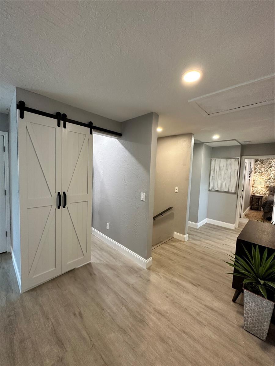 Listing photo id 24 for 18301 Sunset Boulevard