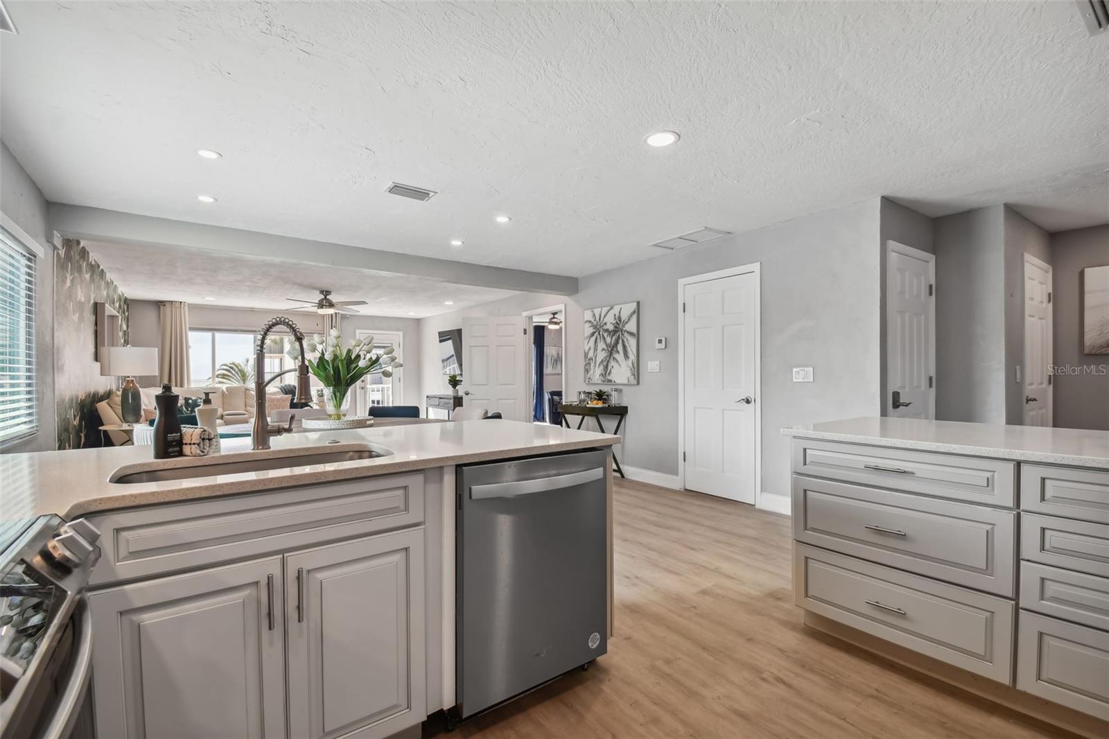 Listing photo id 36 for 18301 Sunset Boulevard